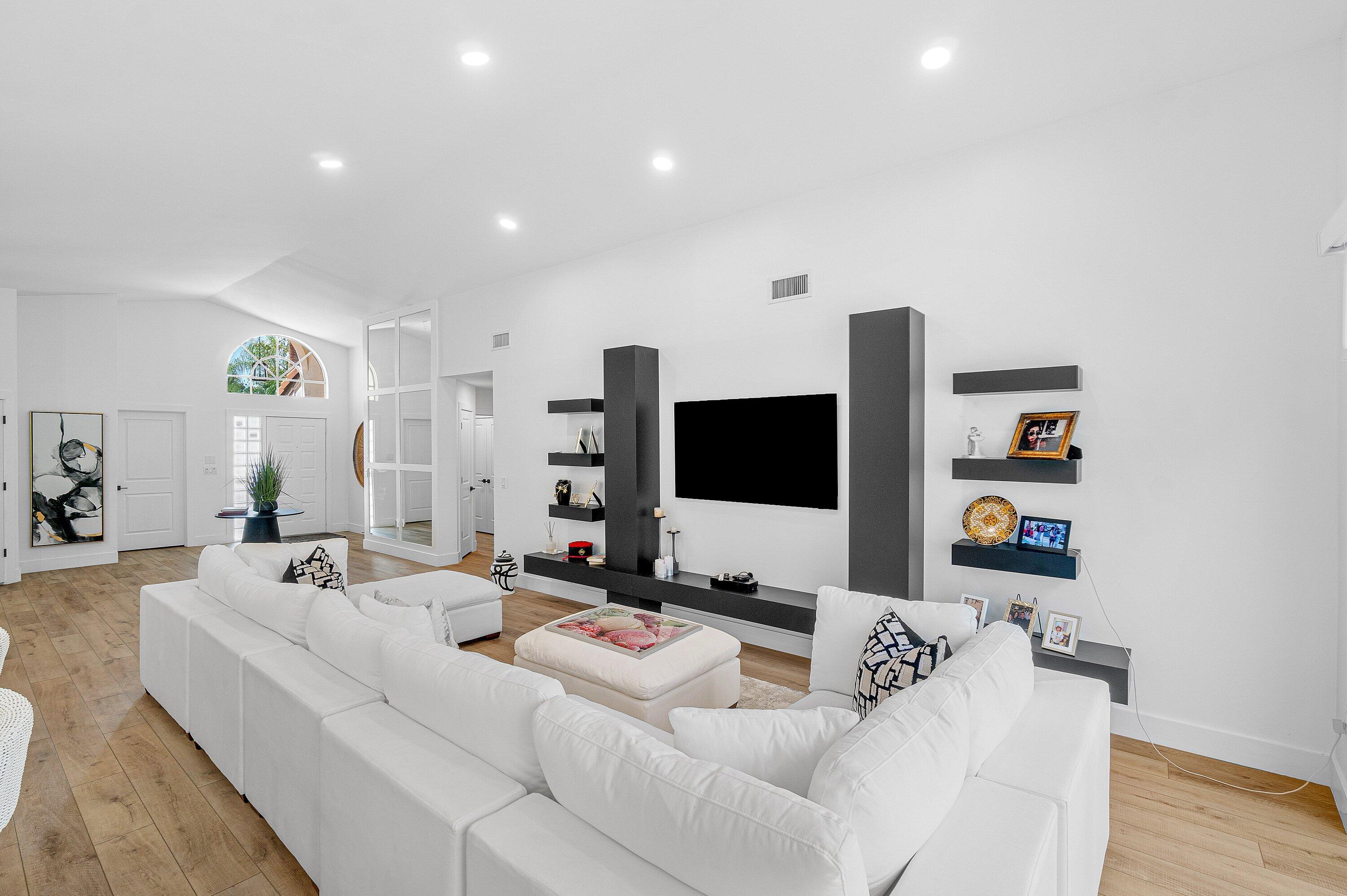 7164 VIA PALOMAR