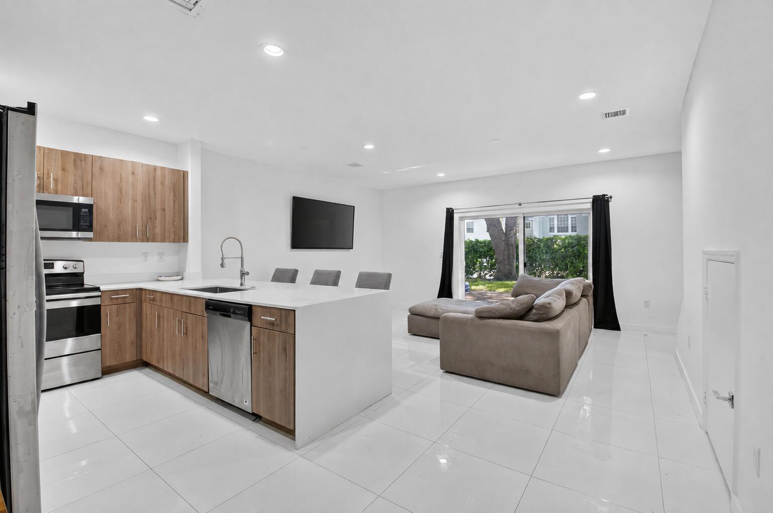 1030 CRYSTAL Way 103