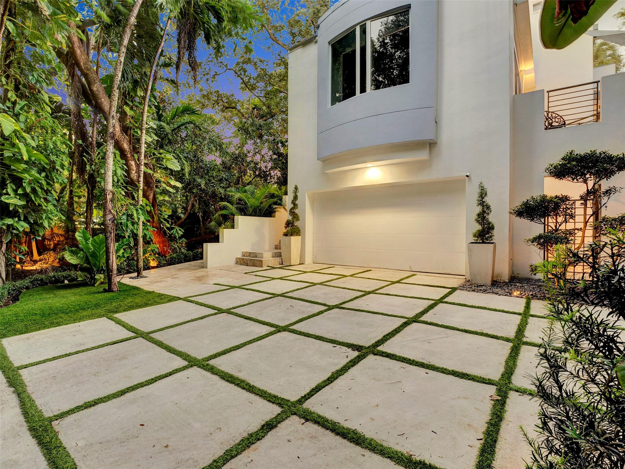 2300 Riverlane Ter