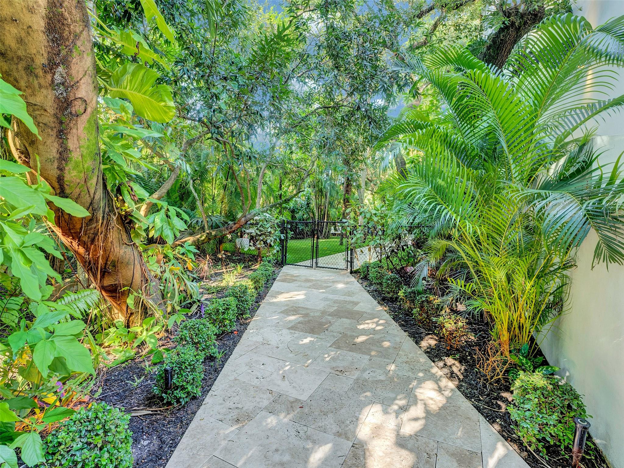 2300 Riverlane Ter