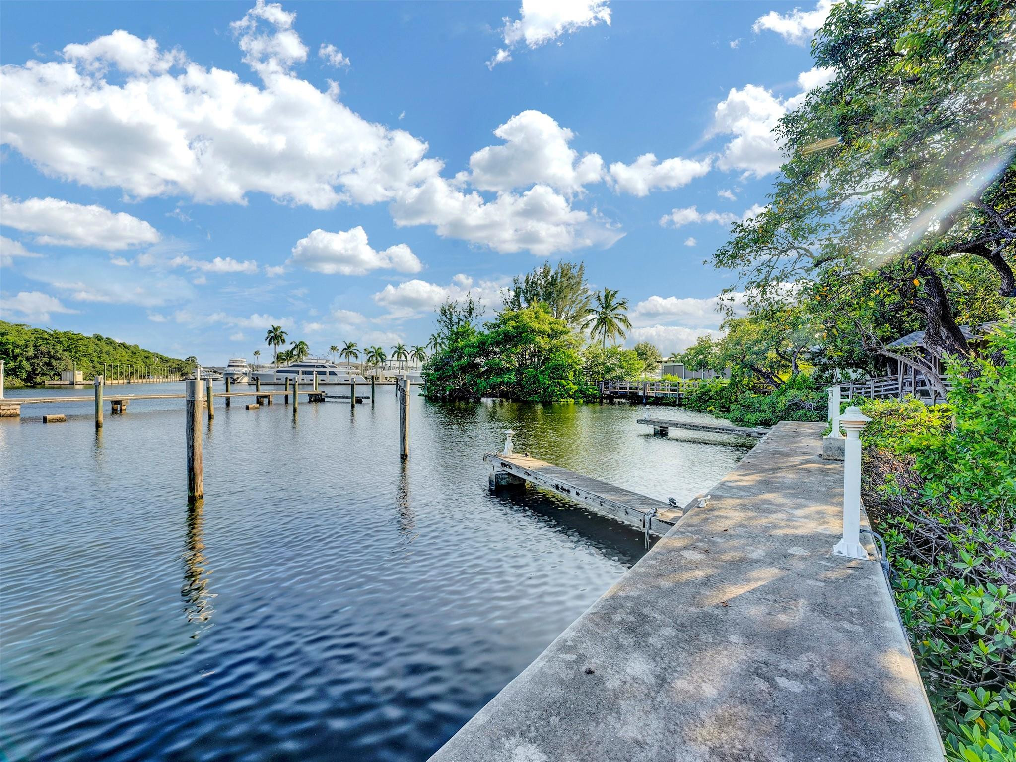 2300 Riverlane Ter