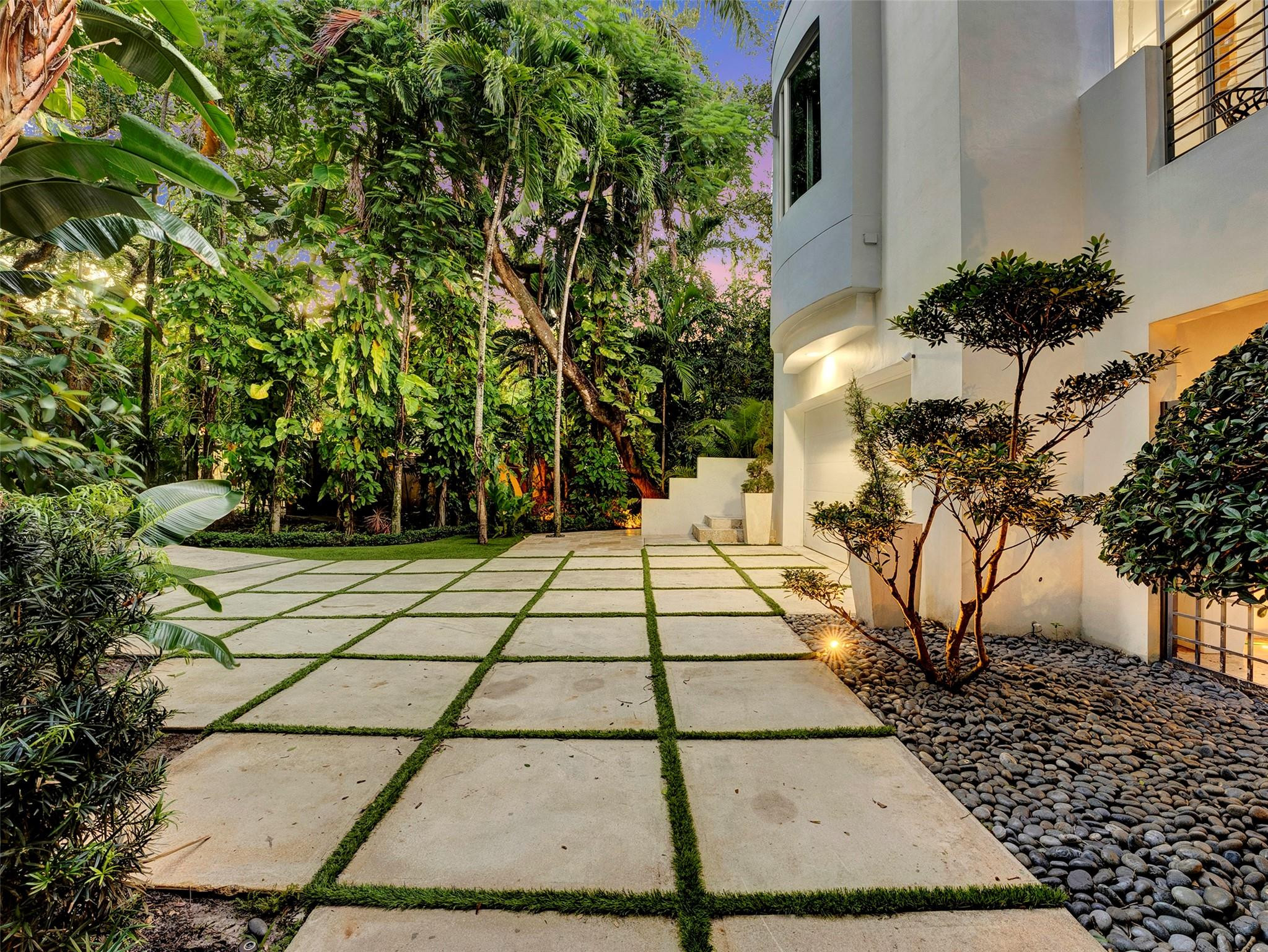 2300 Riverlane Ter