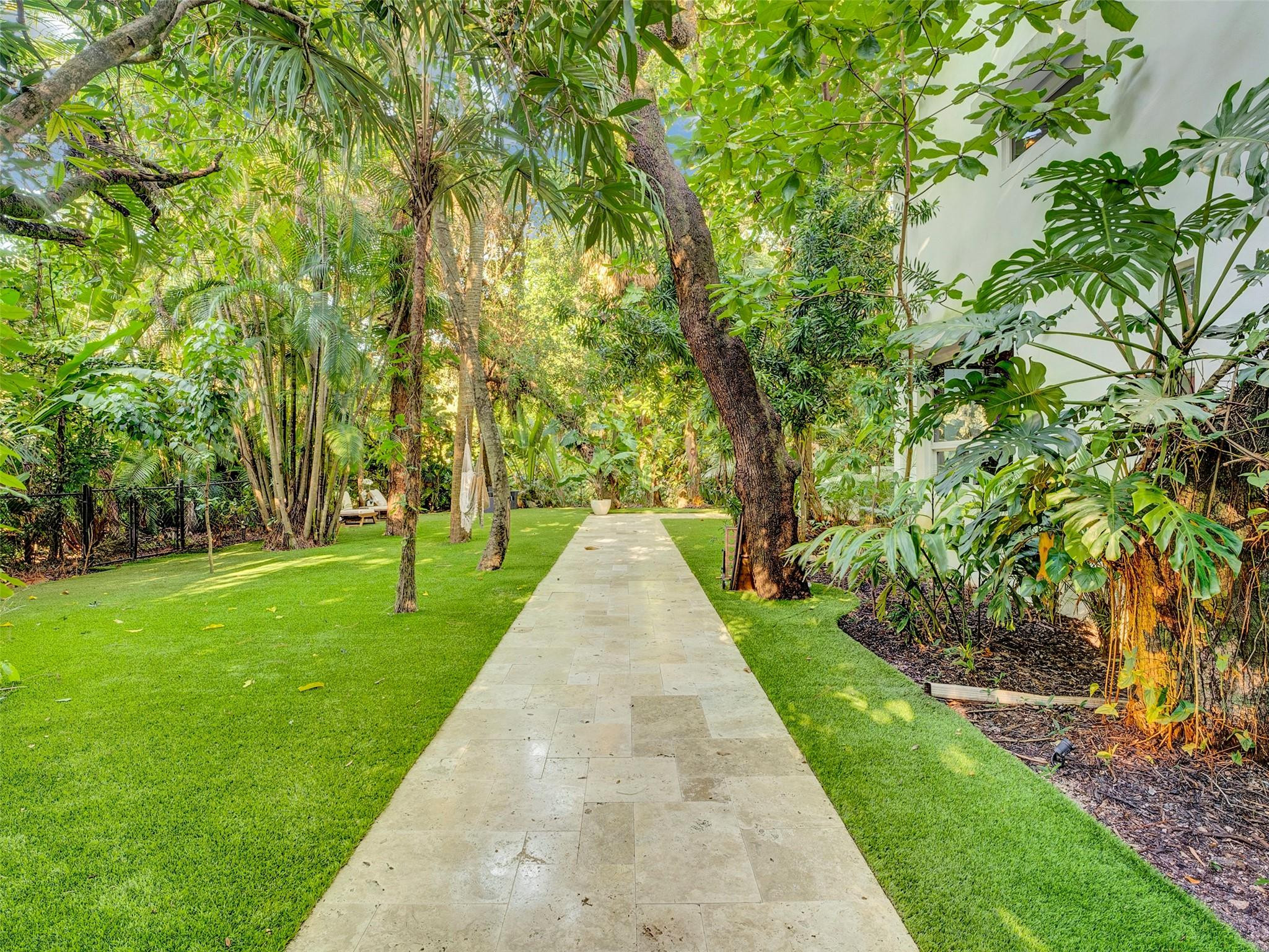 2300 Riverlane Ter