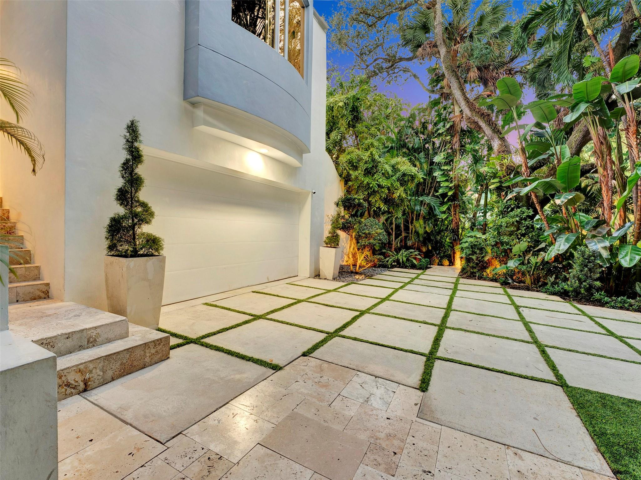 2300 Riverlane Ter