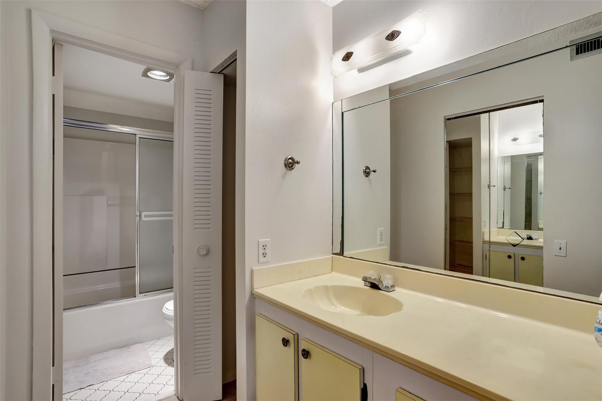 9151 Lime Bay Boulevard 302, Tamarac Unit: 302