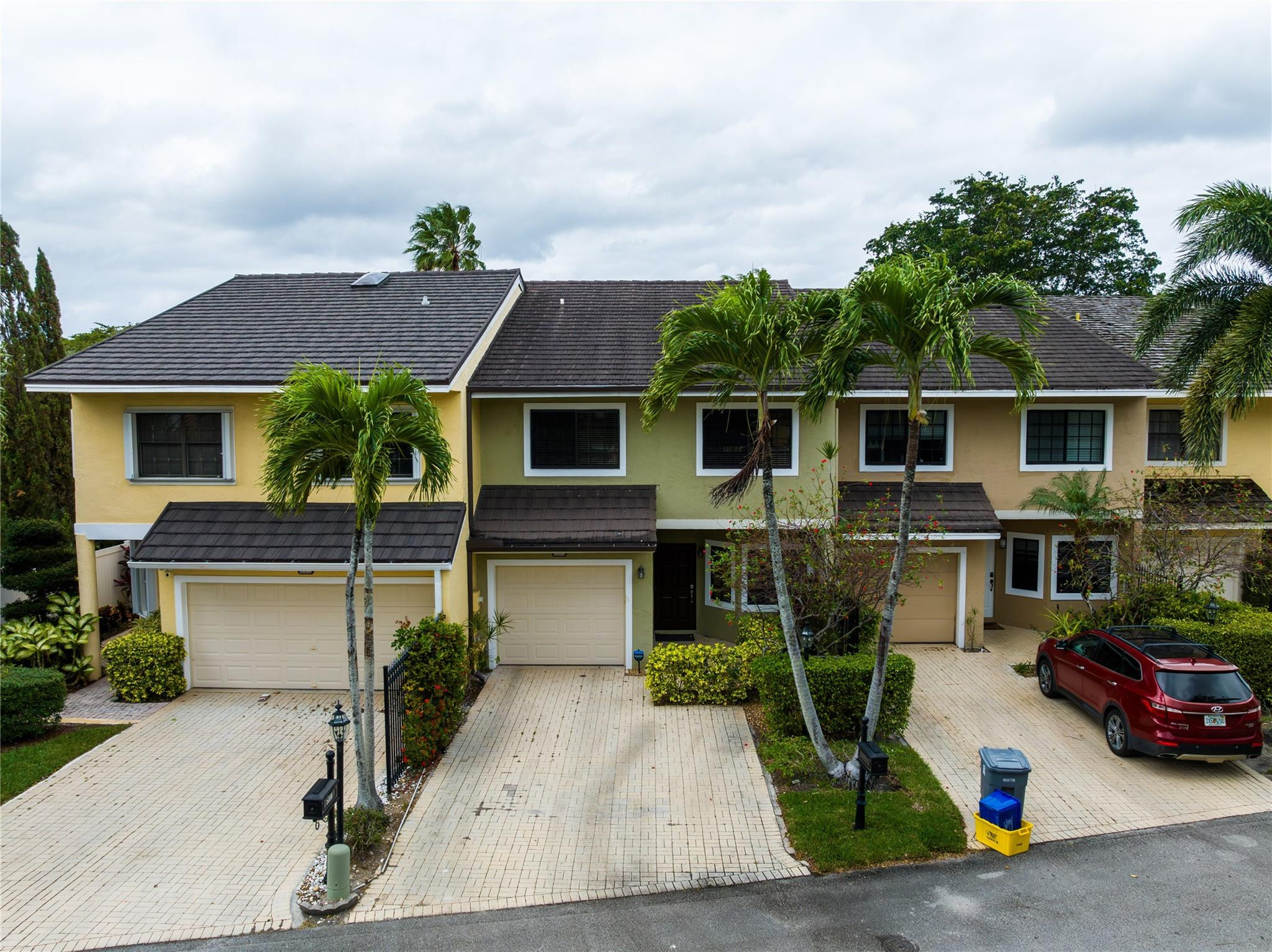 5698 Santiago Cir