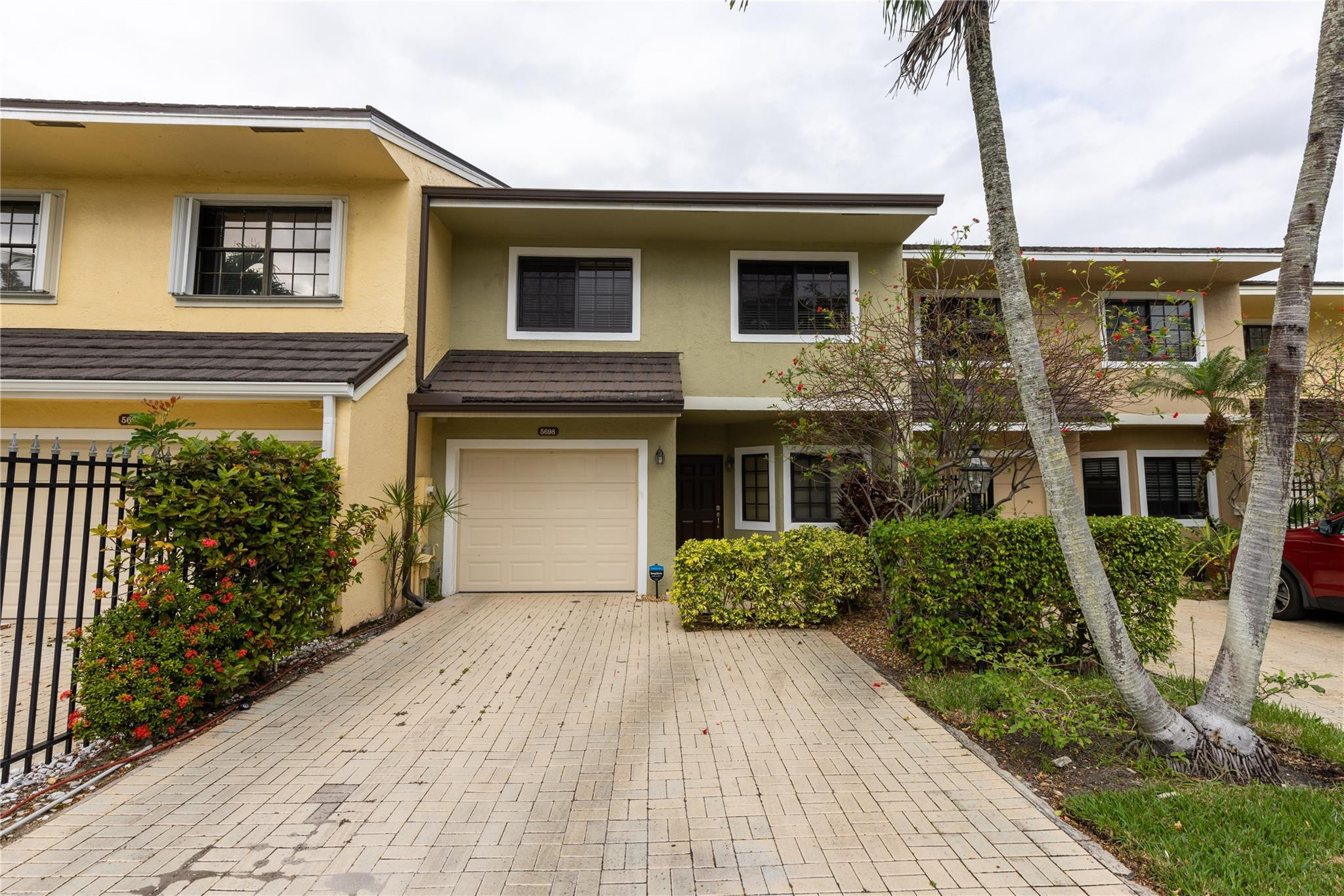 5698 Santiago Cir