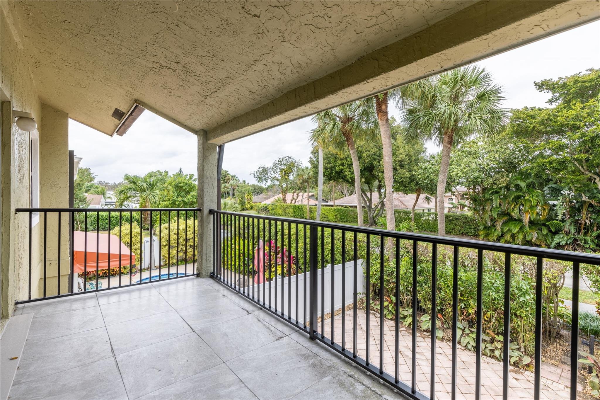 5698 Santiago Cir