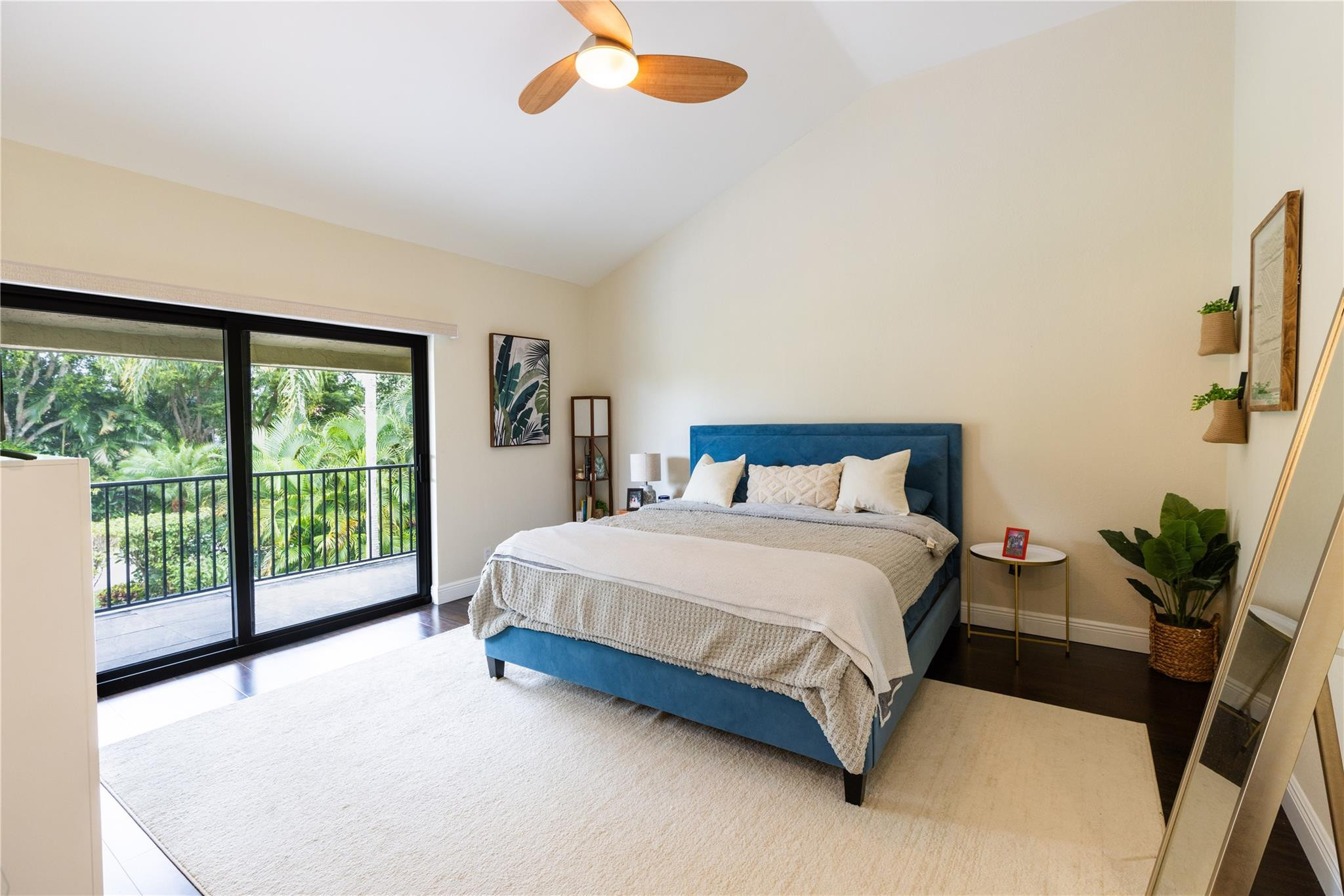 5698 Santiago Cir