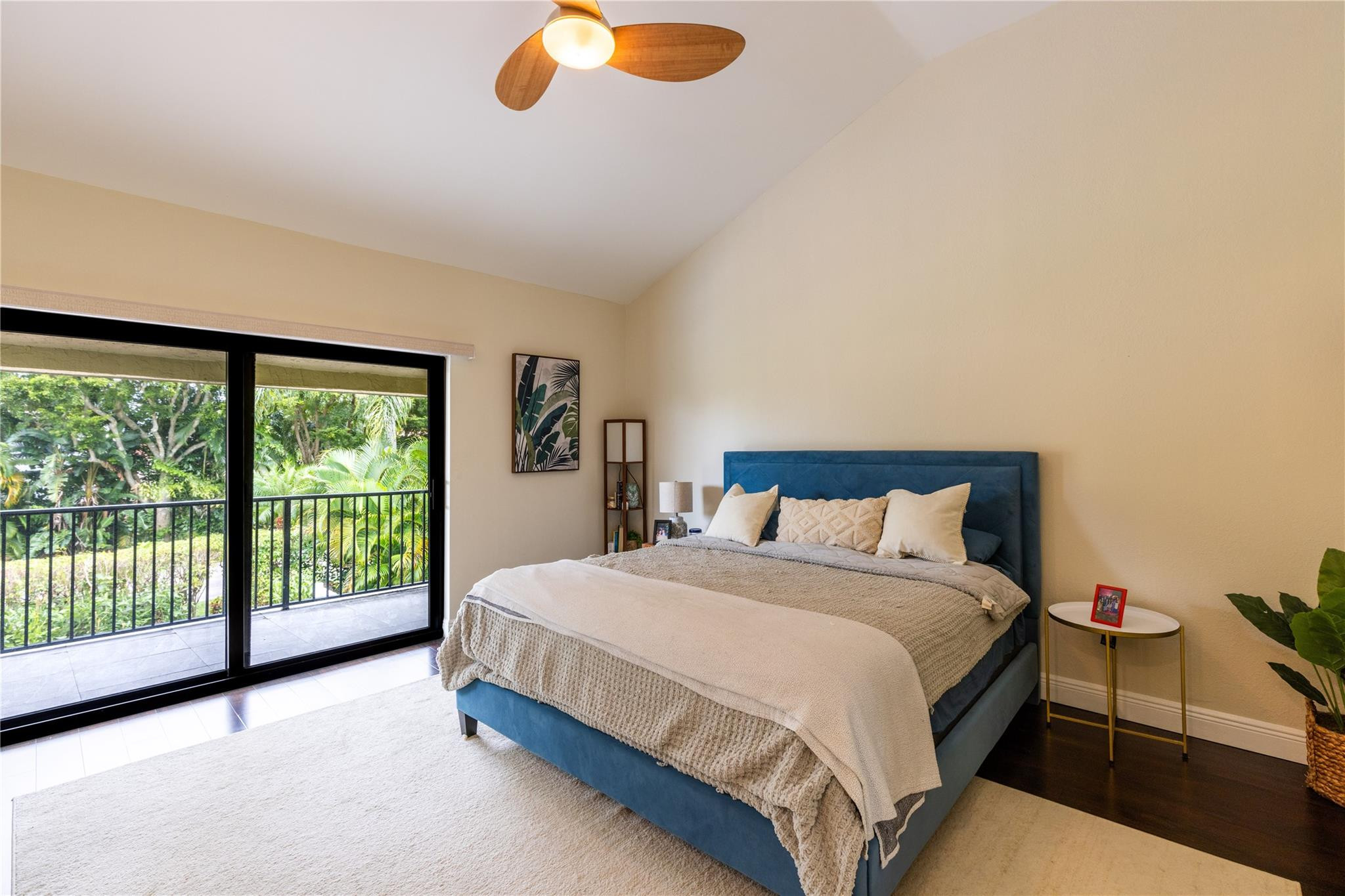 5698 Santiago Cir