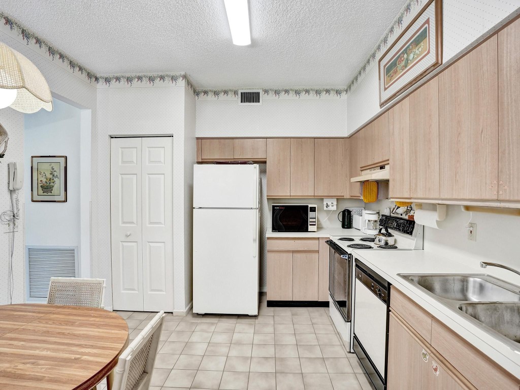 5790 Coach House Cir C