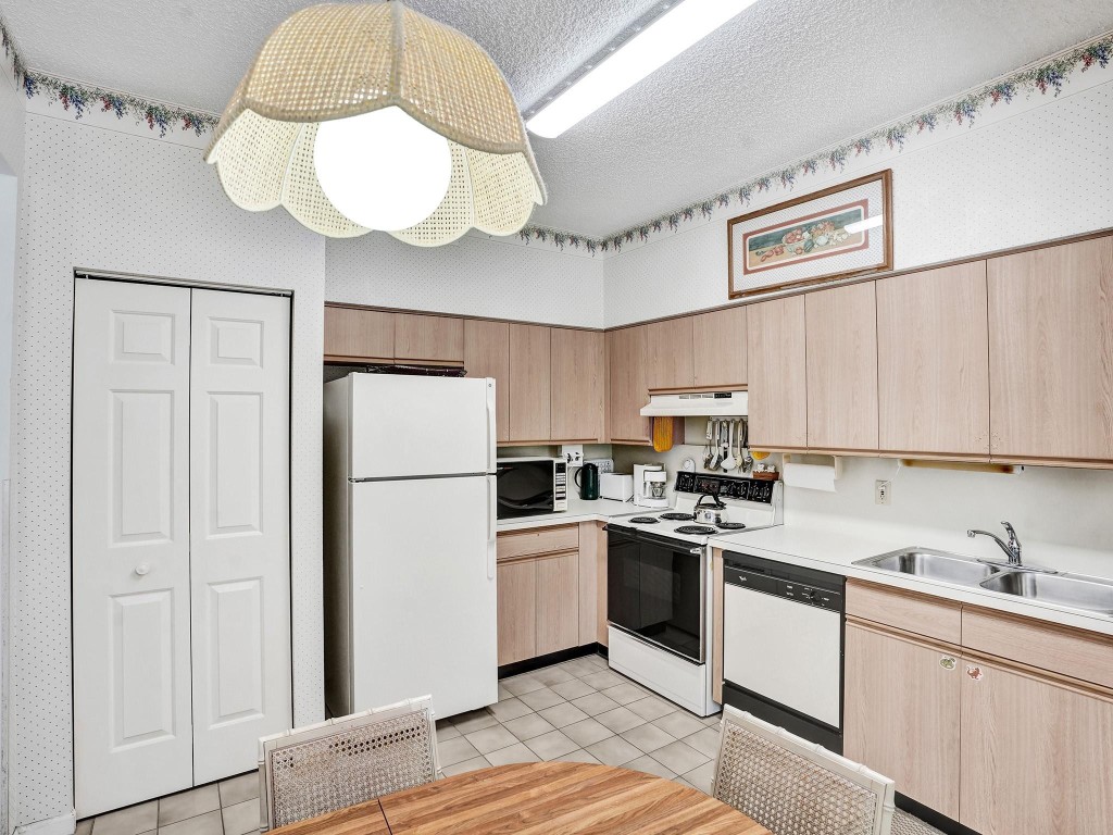 5790 Coach House Cir C