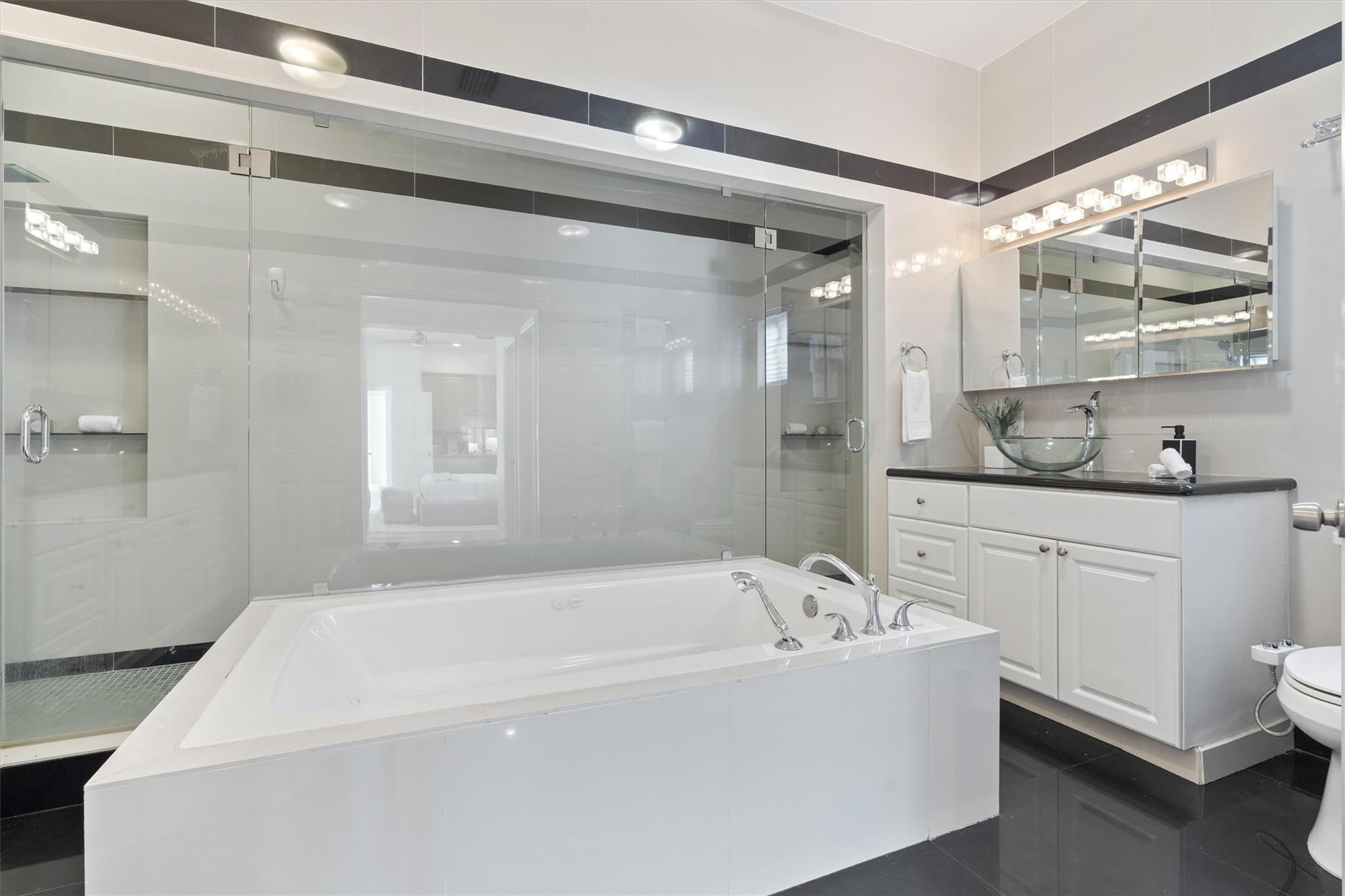 750 NW 37th St