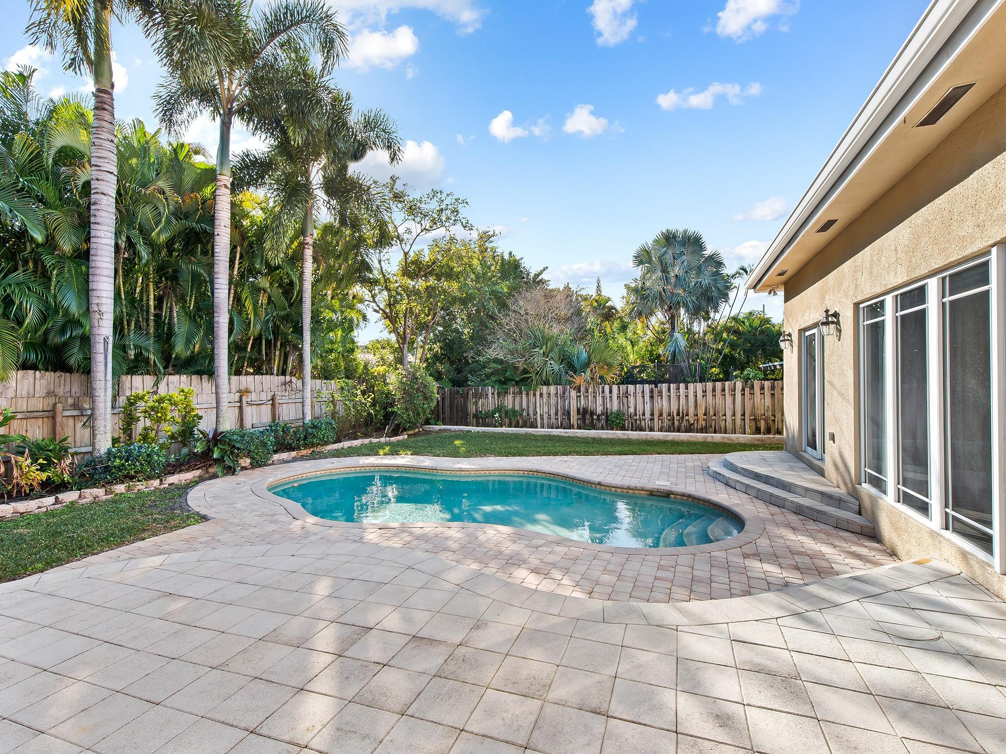 750 NW 37th St