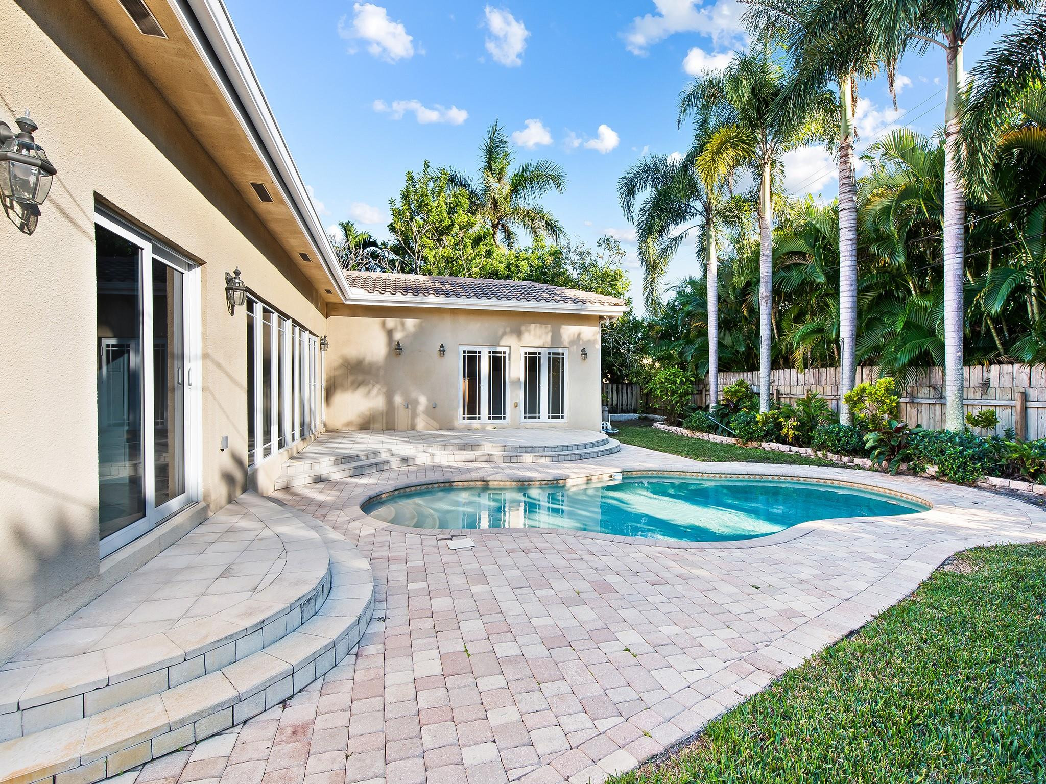 750 NW 37th St