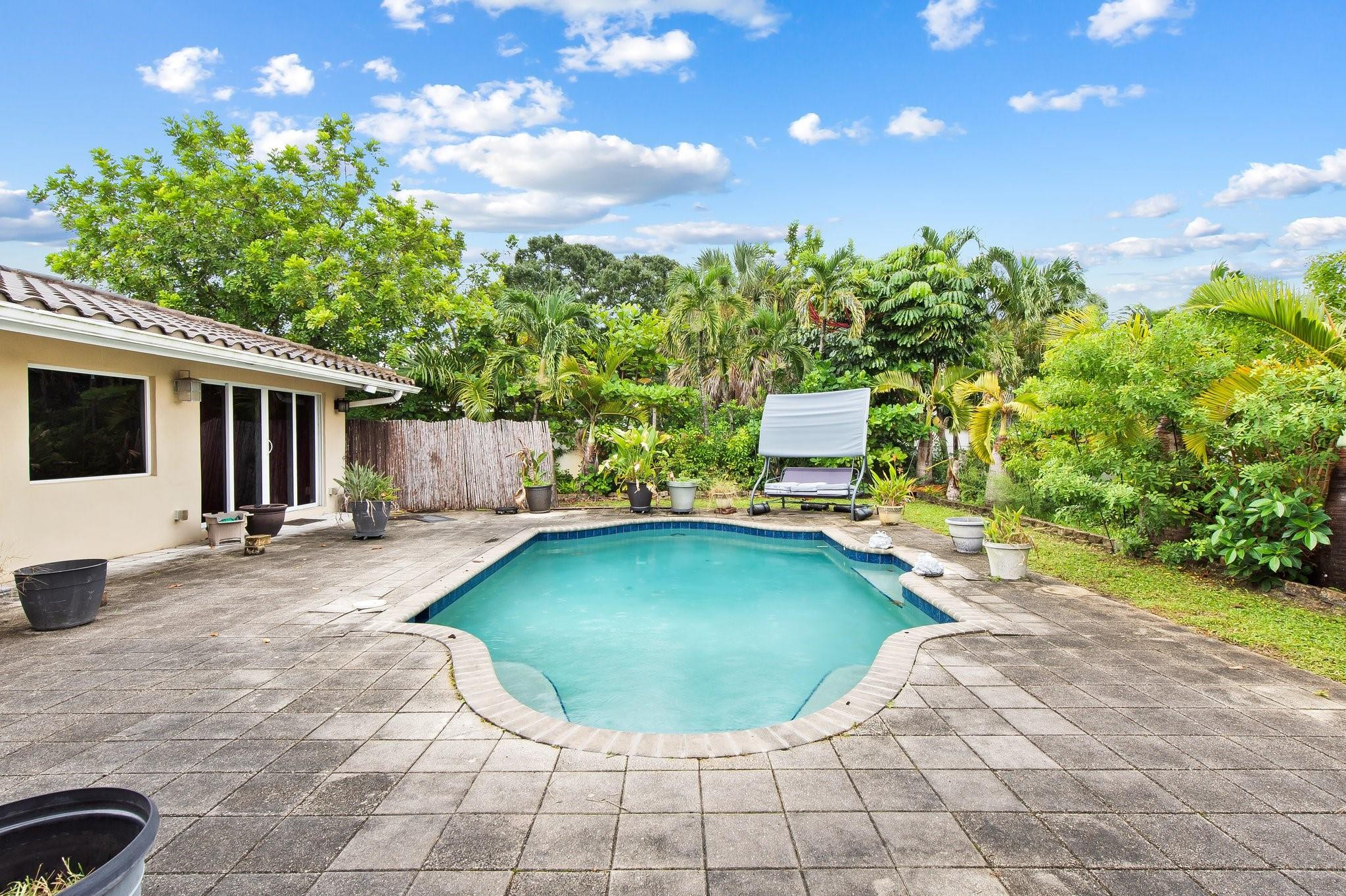 340 NW 35th St