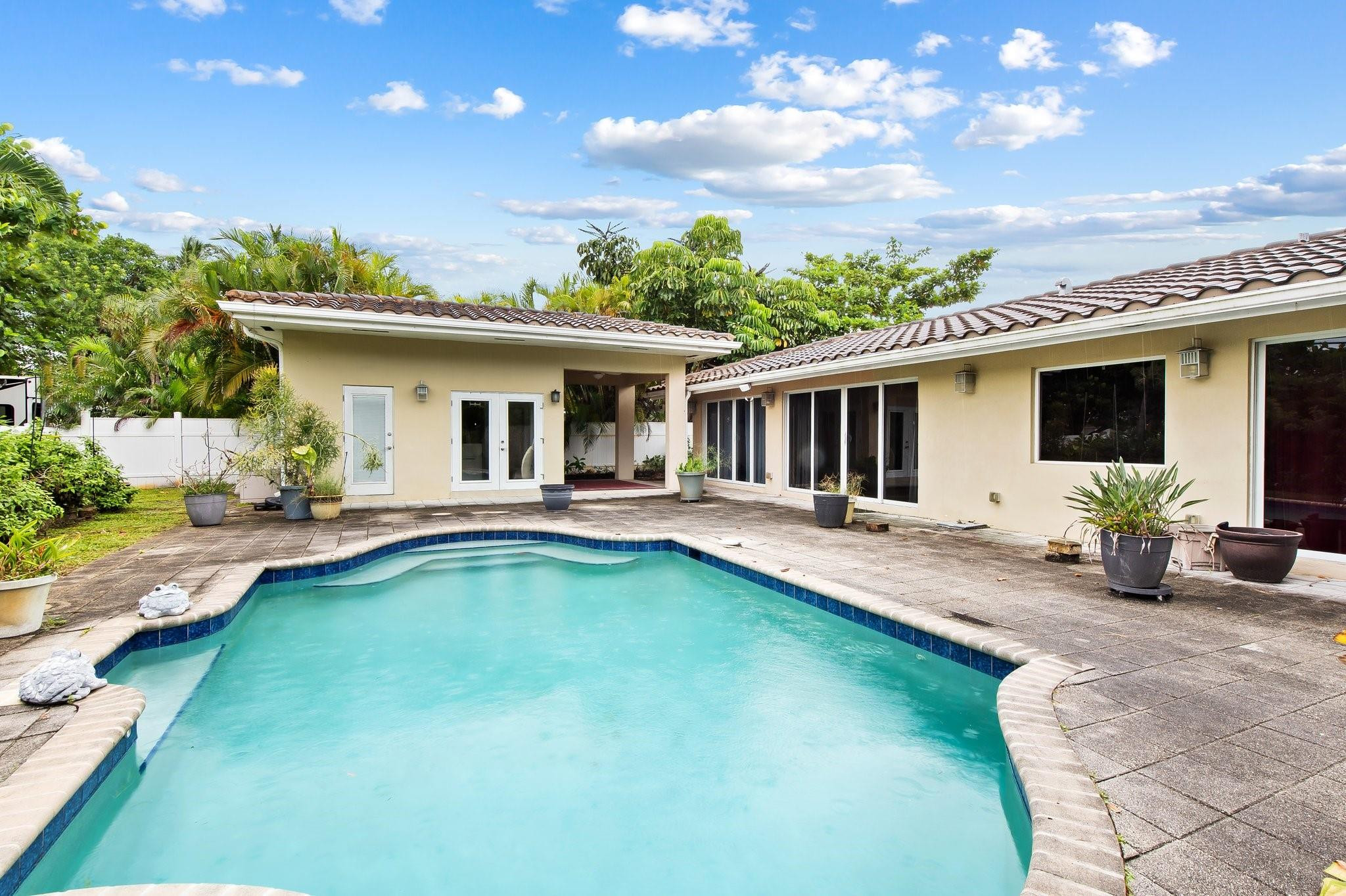 340 NW 35th St