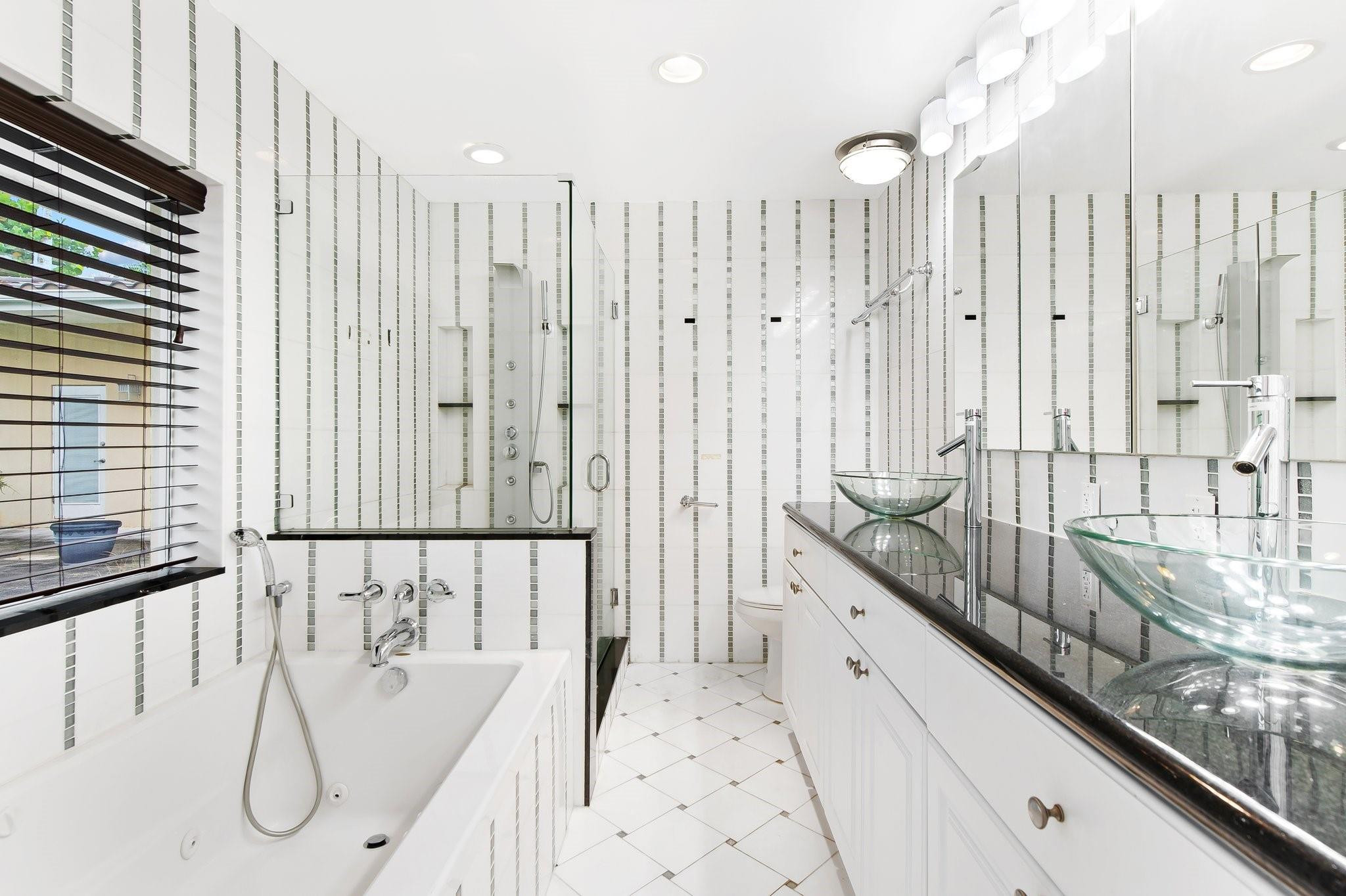 340 NW 35th St