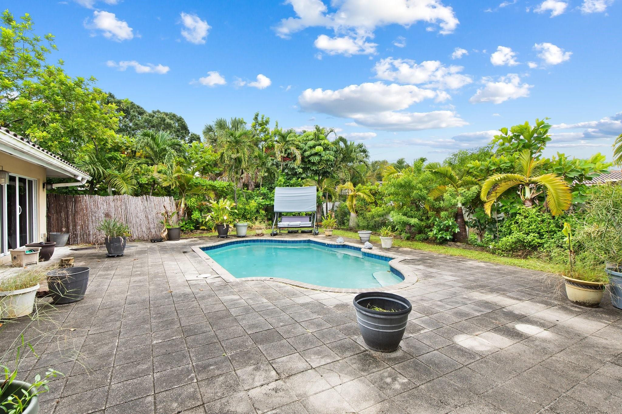 340 NW 35th St