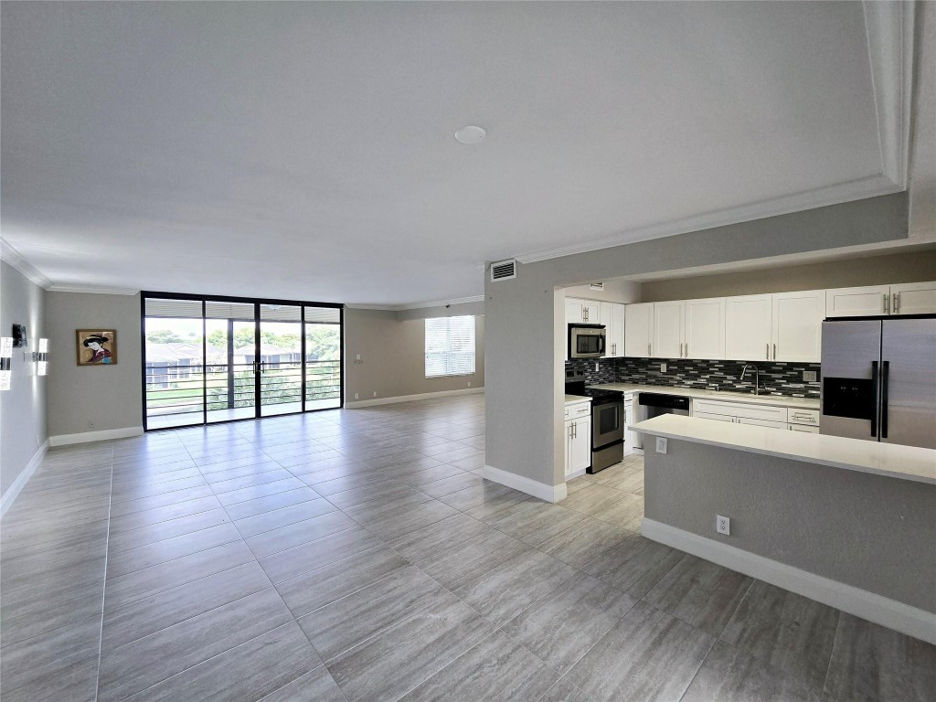 7580 Regency Lake Dr 402