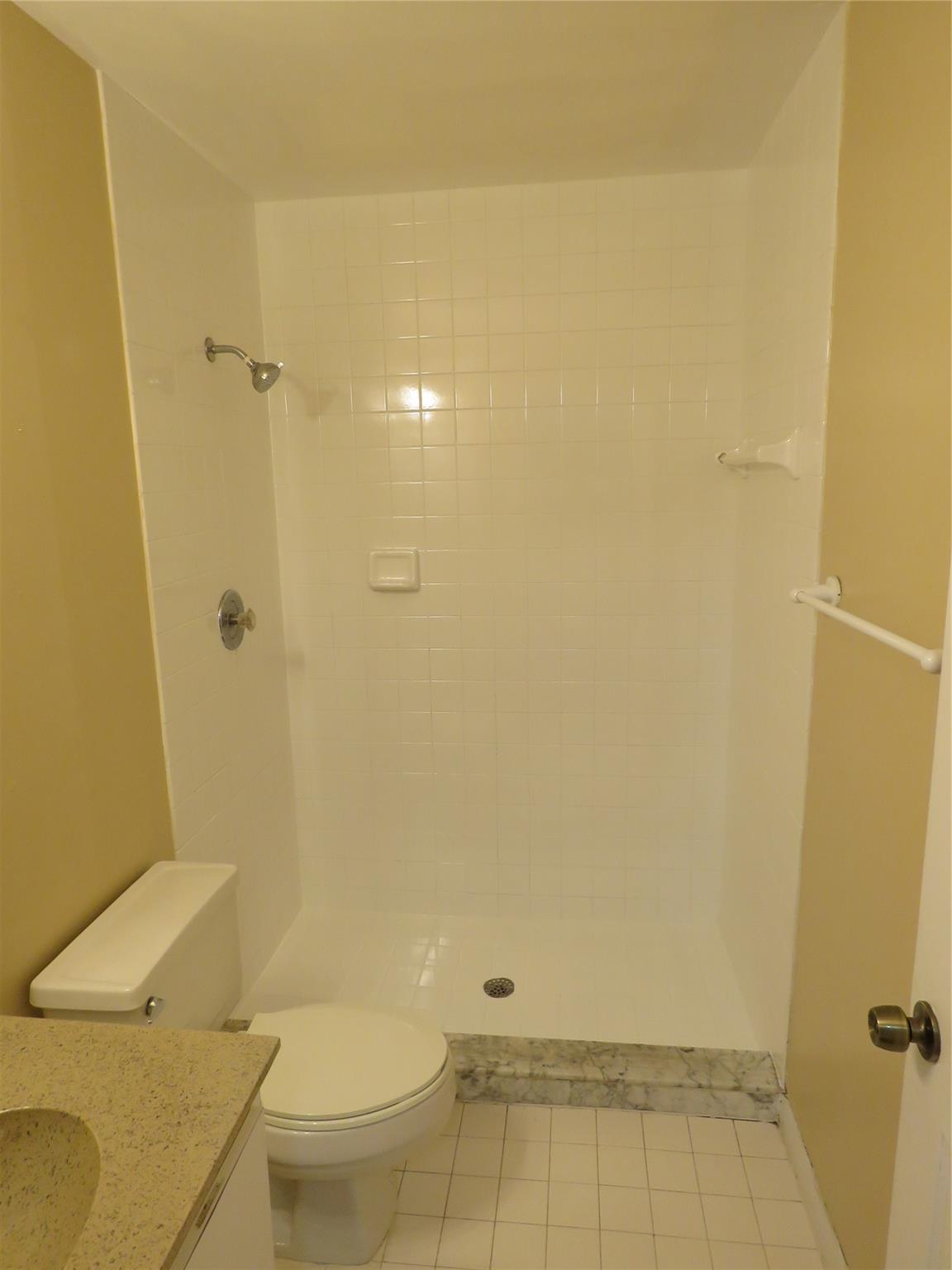 702 Lakeview Dr 702