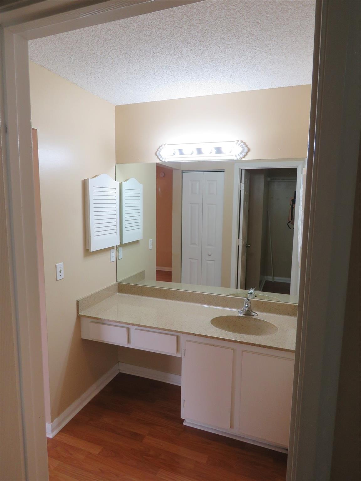 702 Lakeview Dr 702