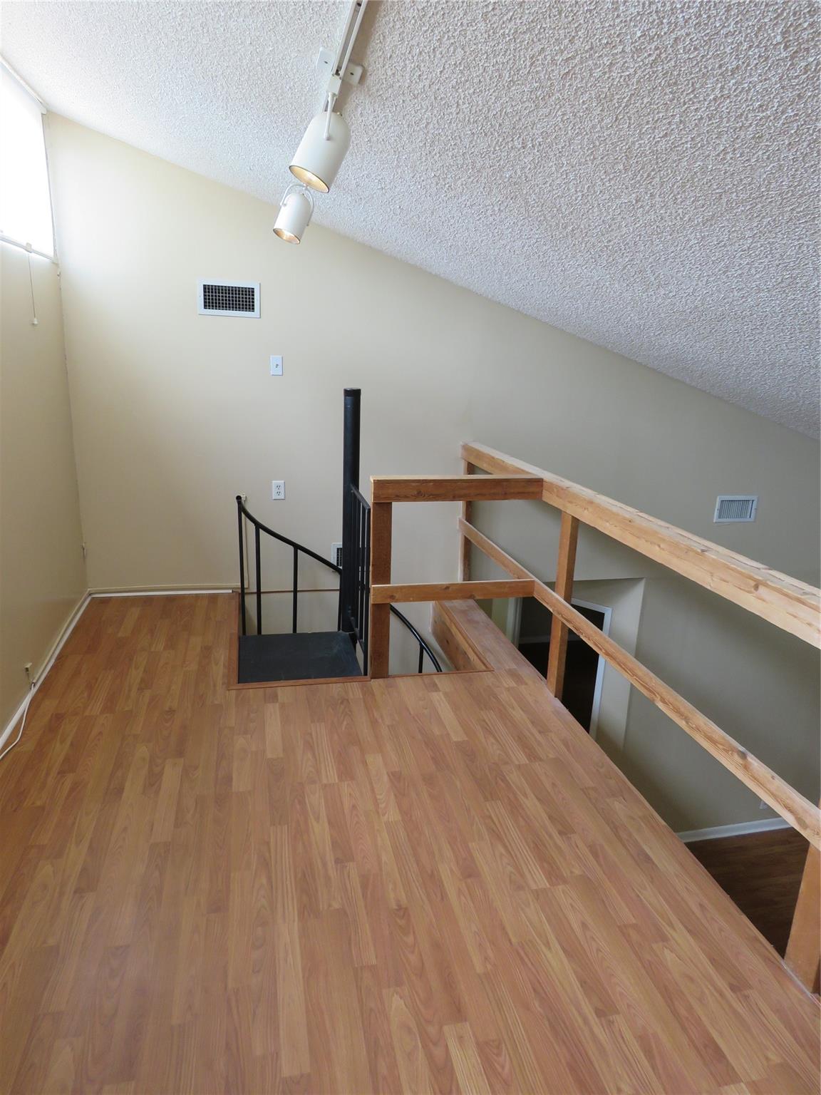 702 Lakeview Dr 702