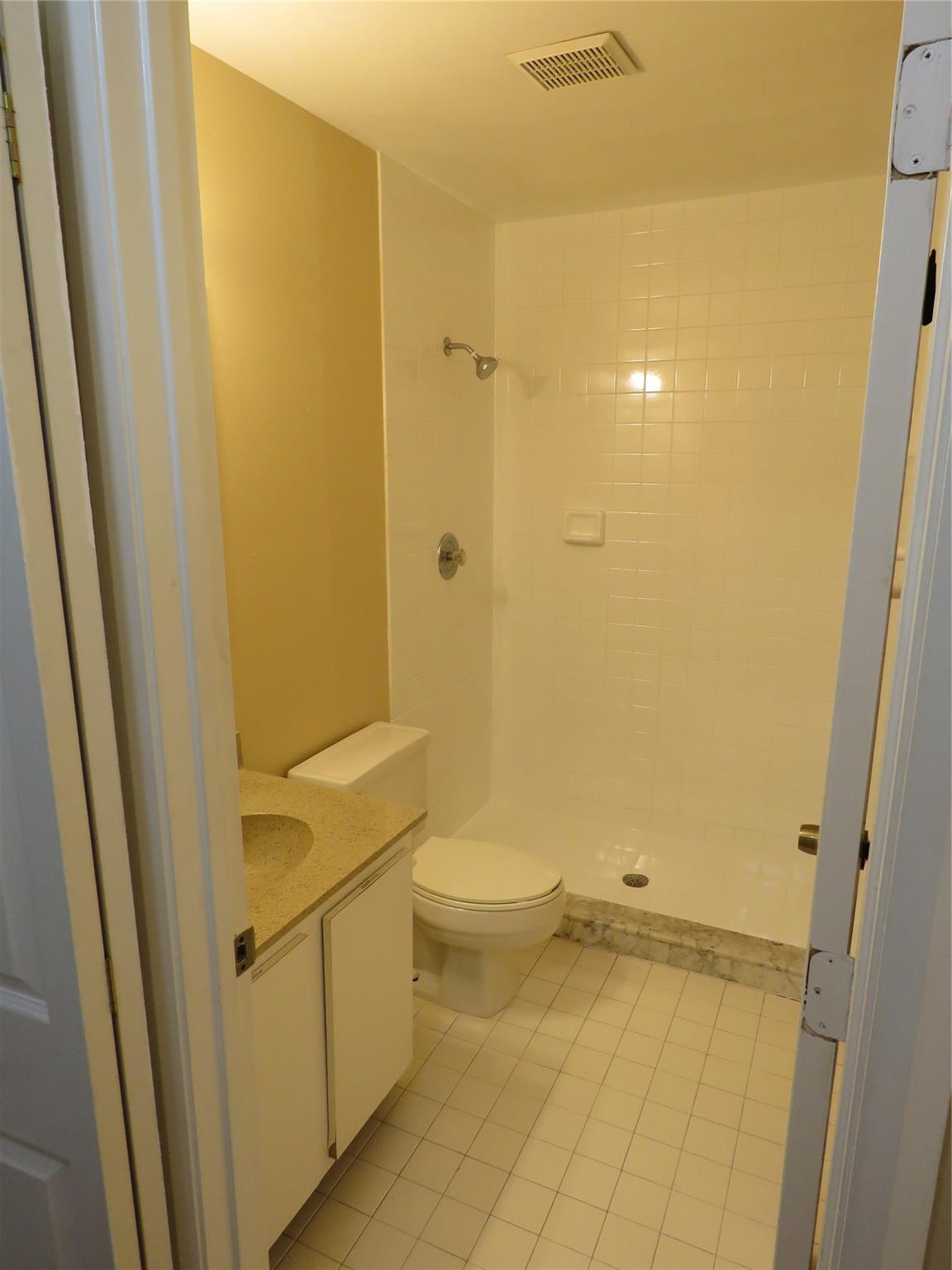 702 Lakeview Dr 702