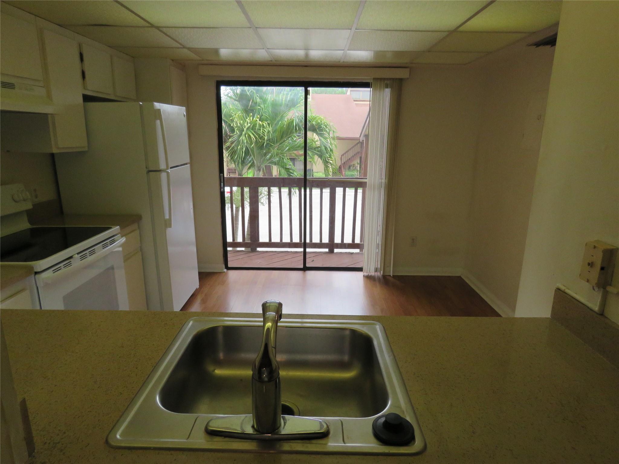 702 Lakeview Dr 702