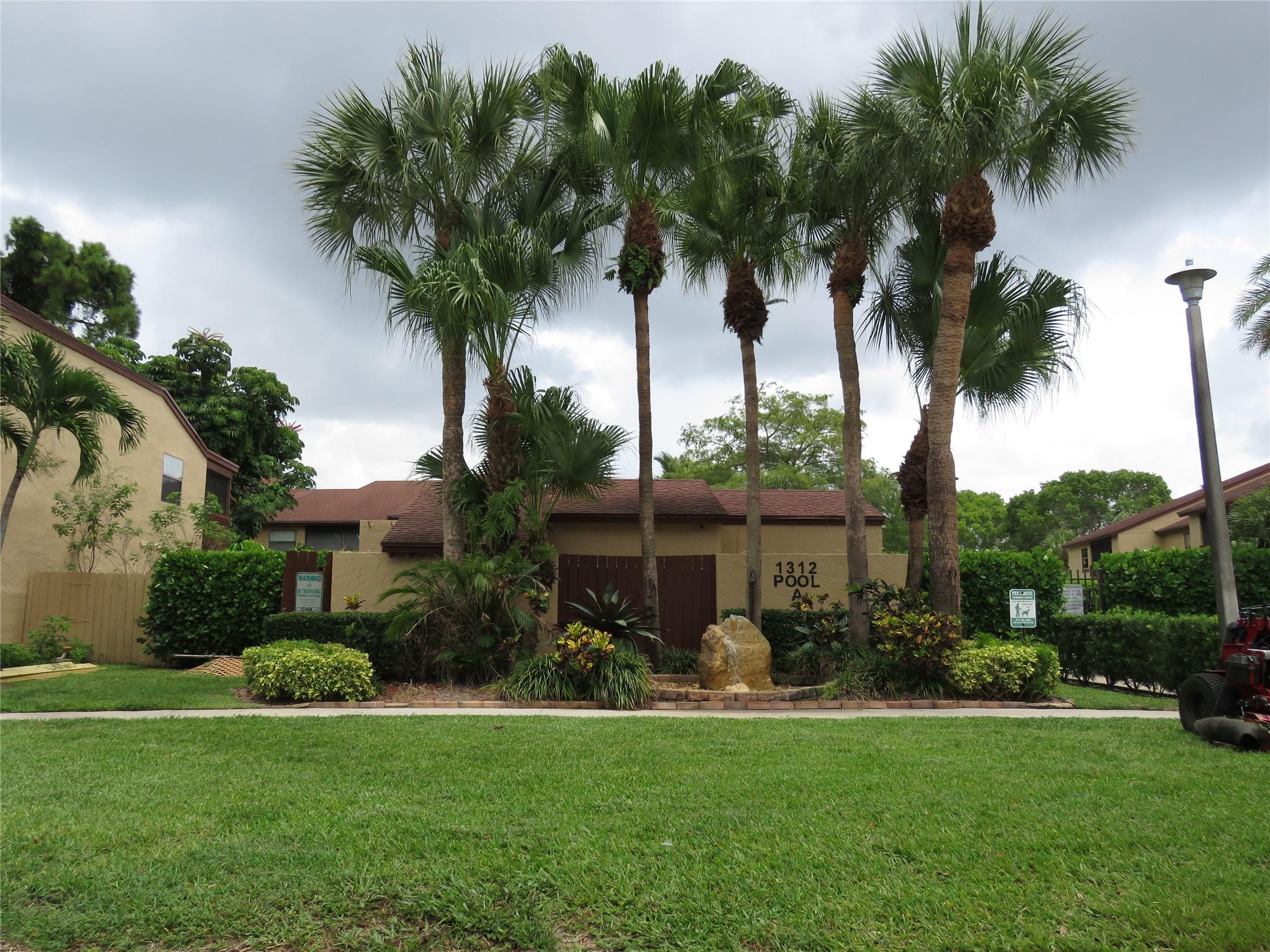 702 Lakeview Dr 702