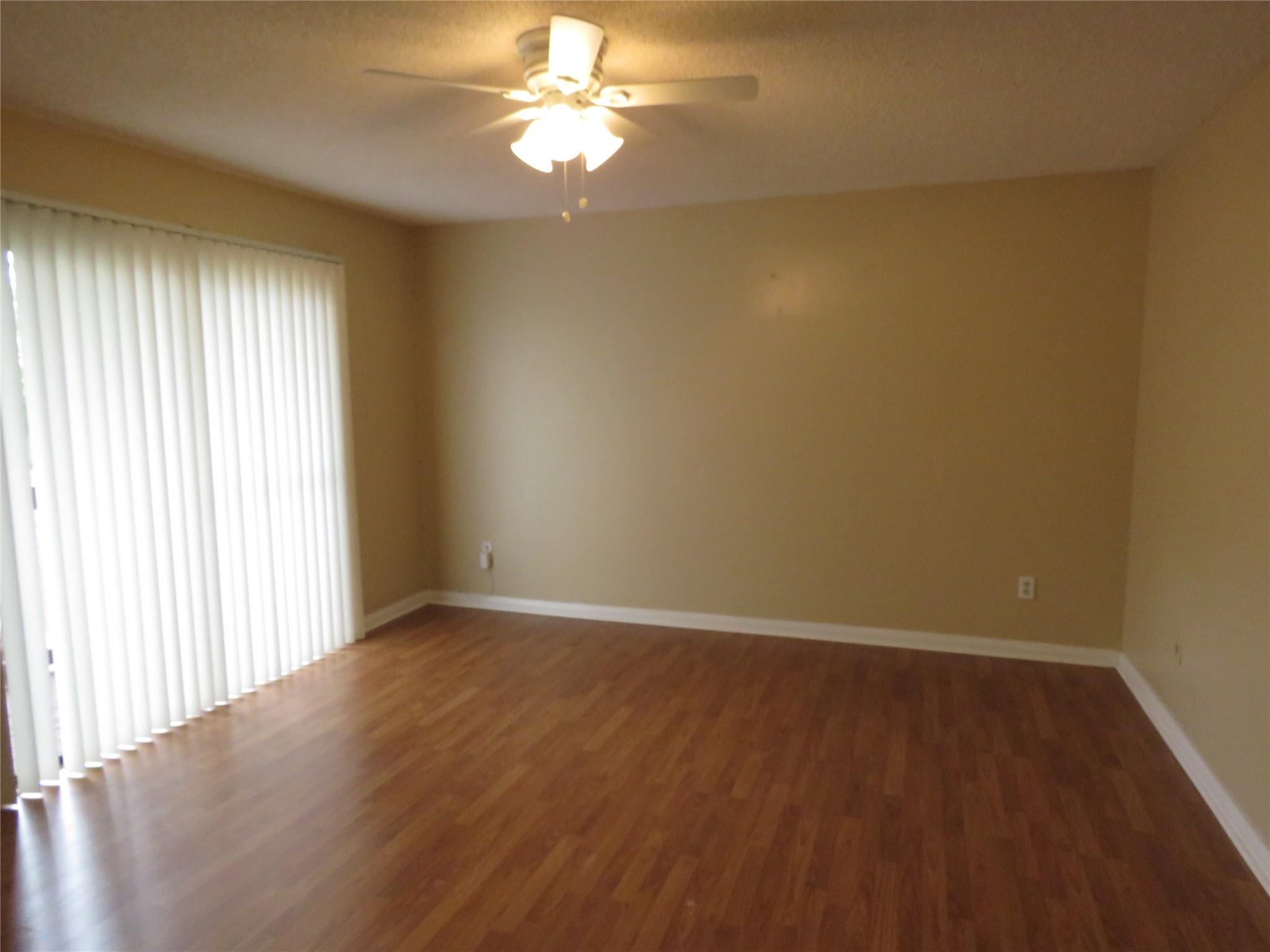 702 Lakeview Dr 702