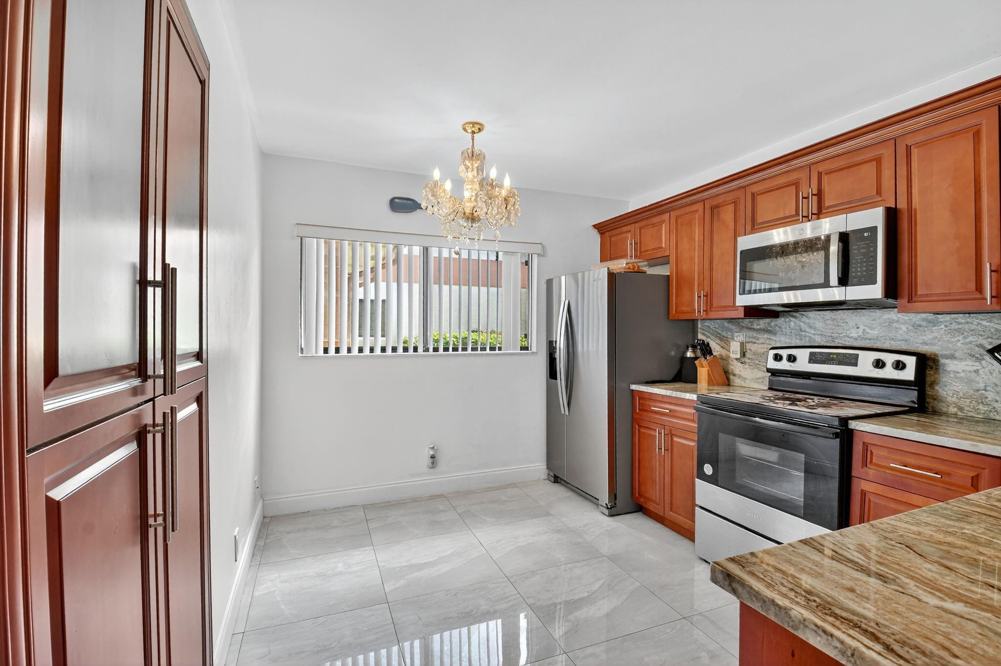 15401 Pembridge Ave 13