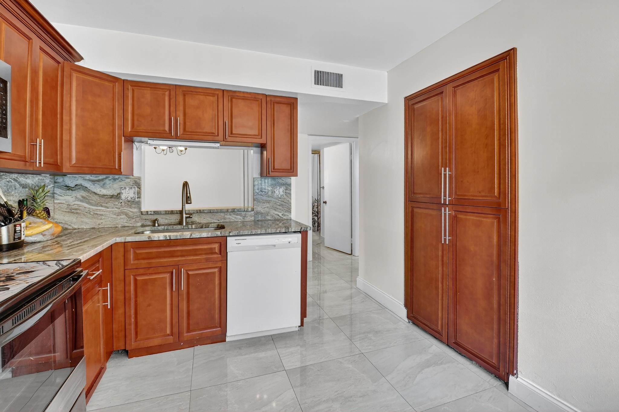 15401 Pembridge Ave 13