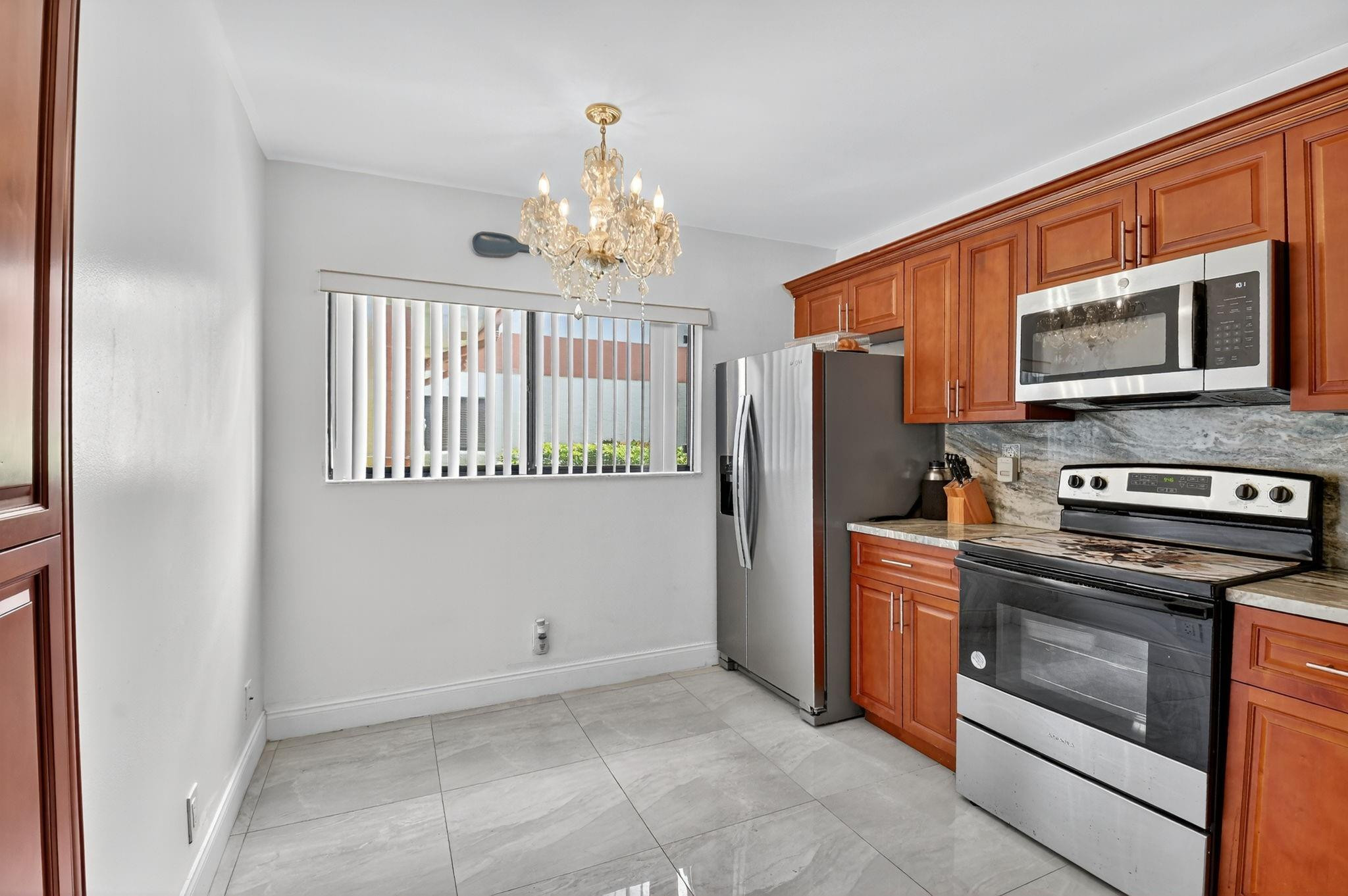 15401 Pembridge Ave 13