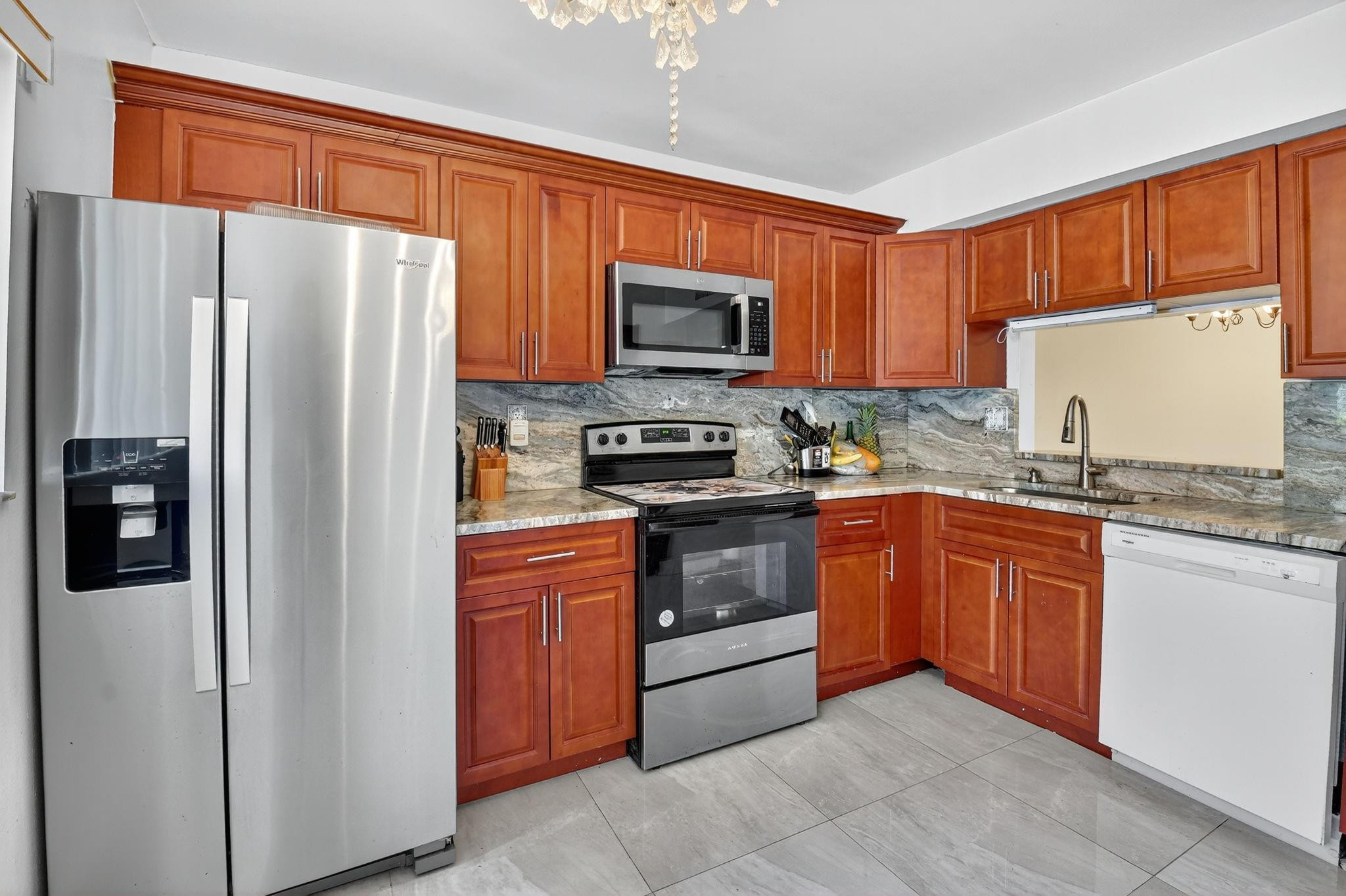 15401 Pembridge Ave 13