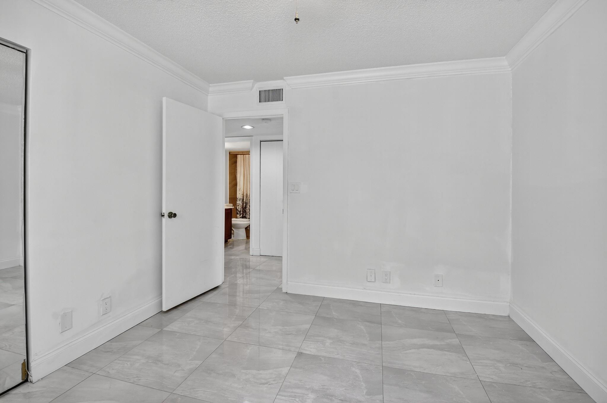 15401 Pembridge Ave 13