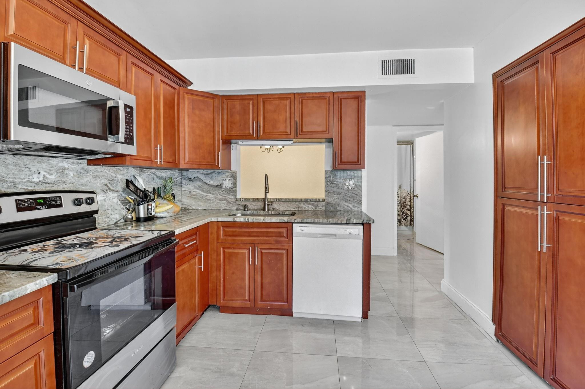 15401 Pembridge Ave 13