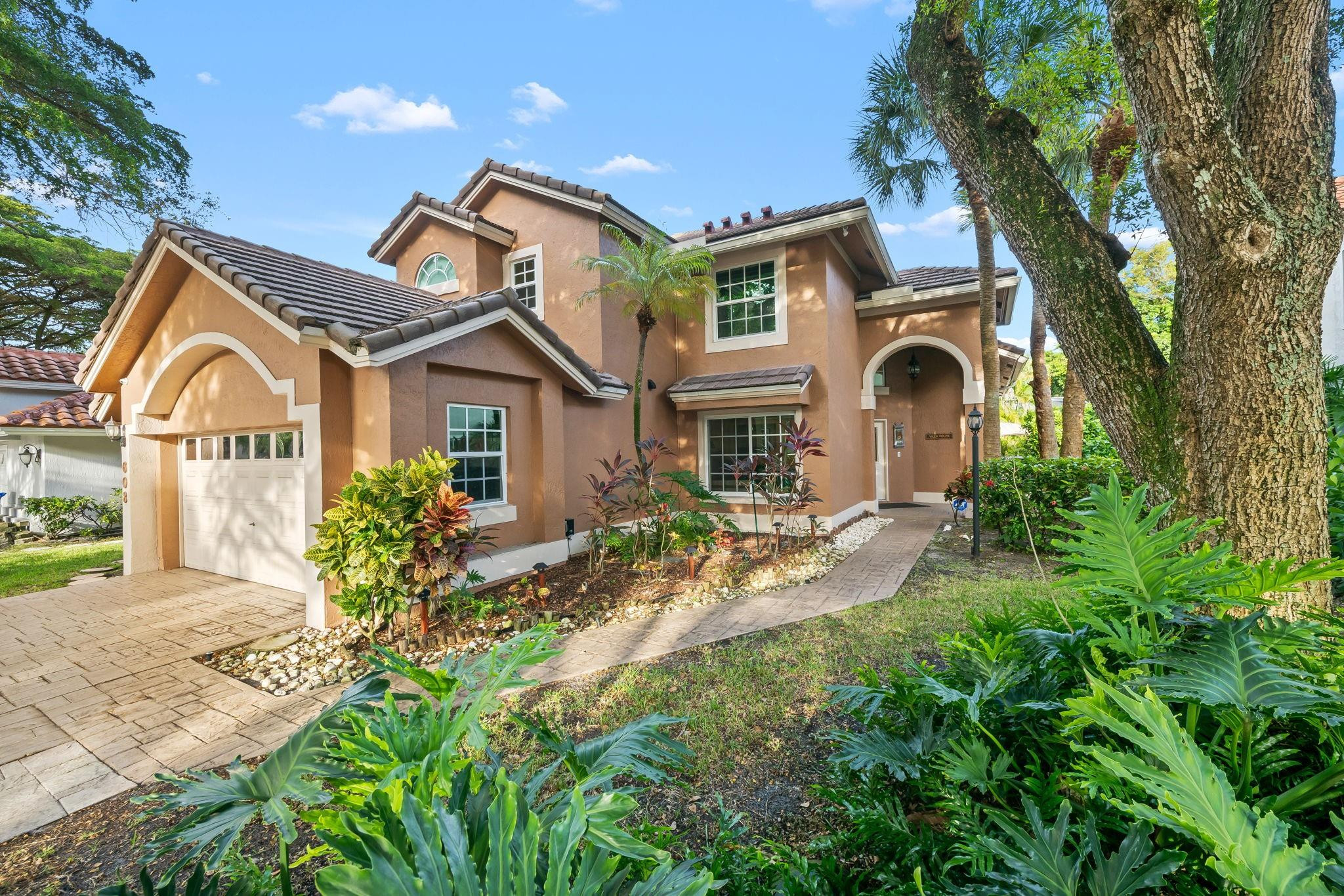 608 Misty Oaks Ln