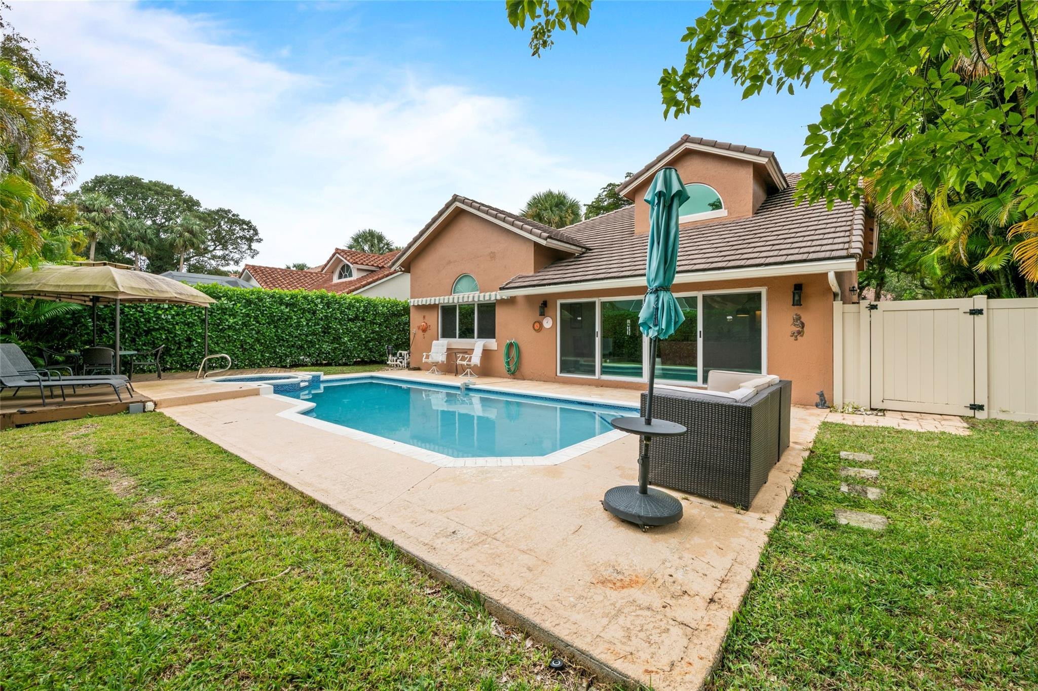608 Misty Oaks Ln