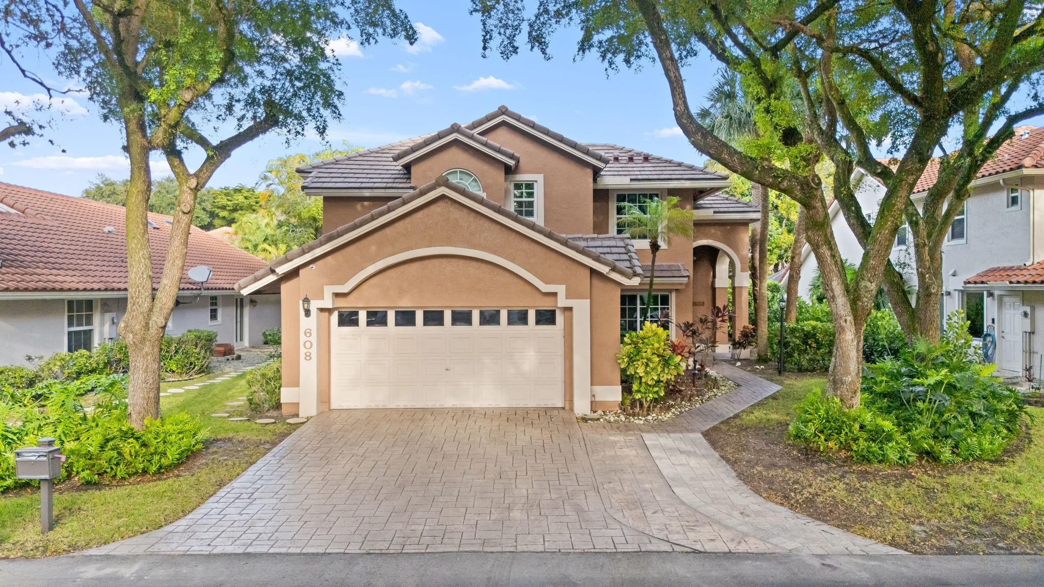 608 Misty Oaks Ln