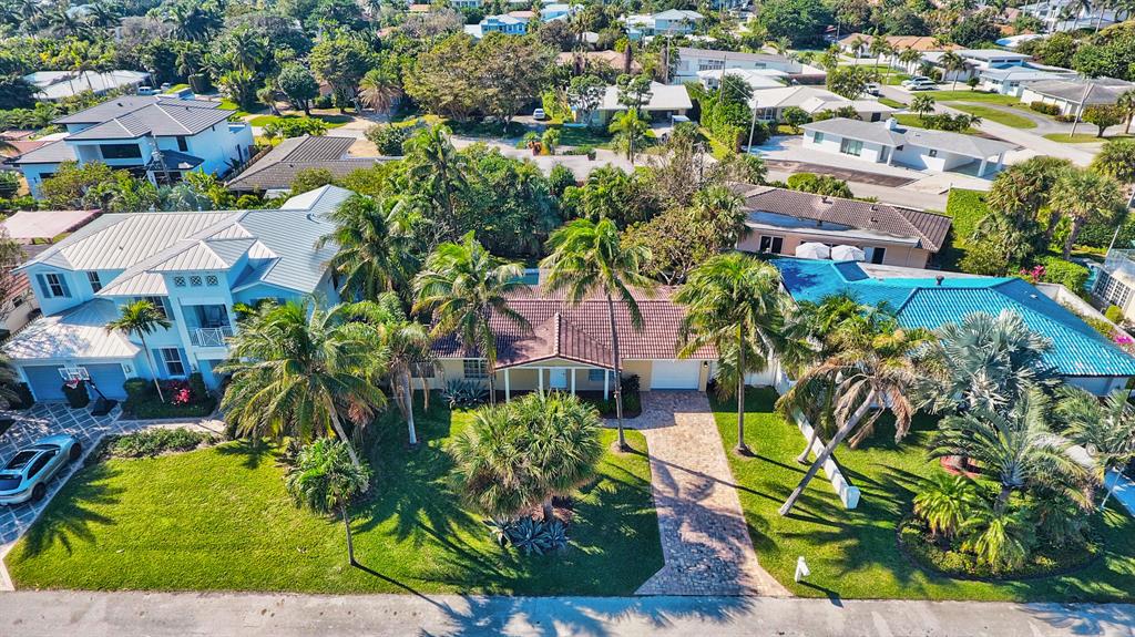 561 NE Wavecrest Way
