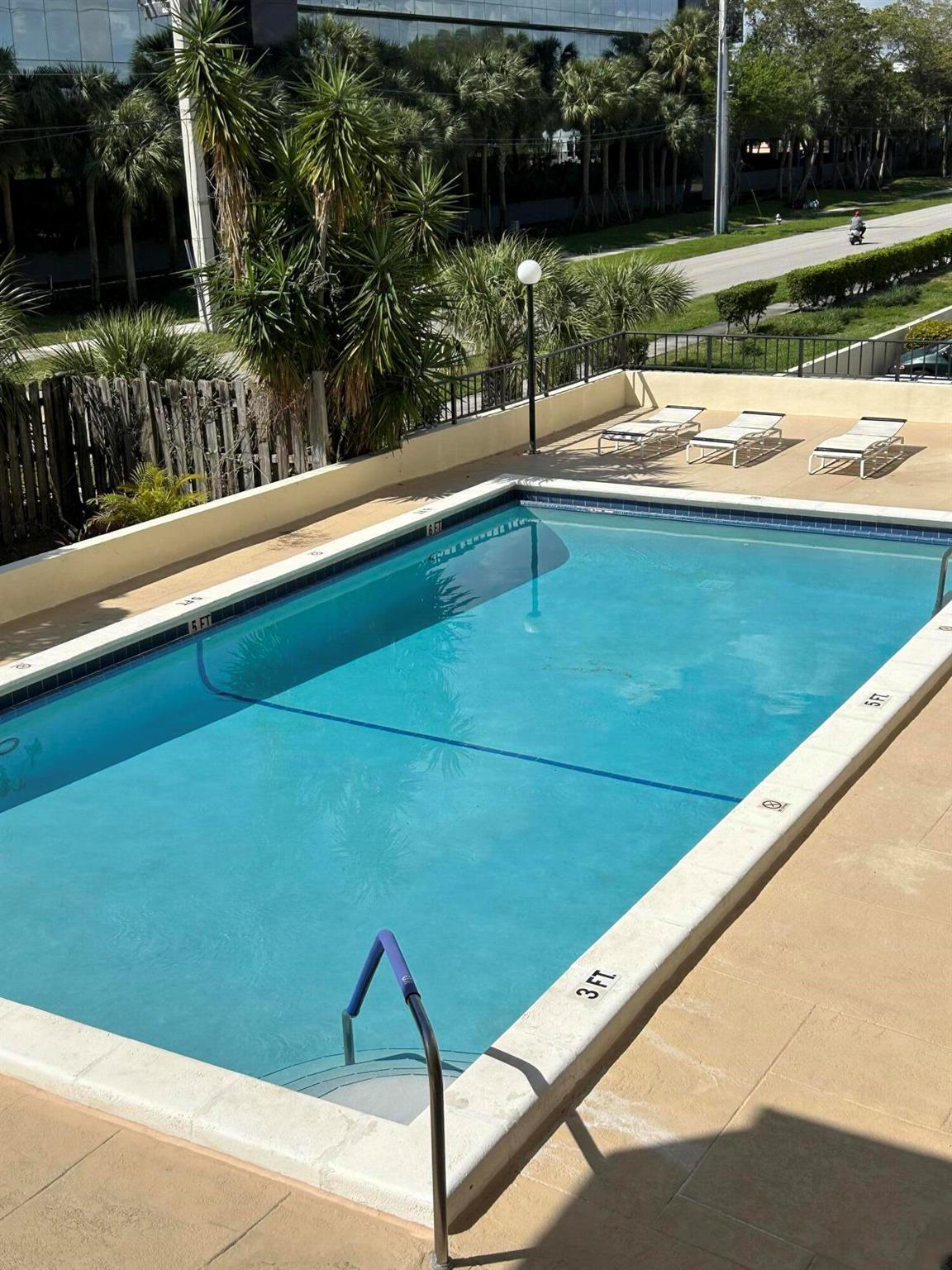 1401 S Federal Highway 215