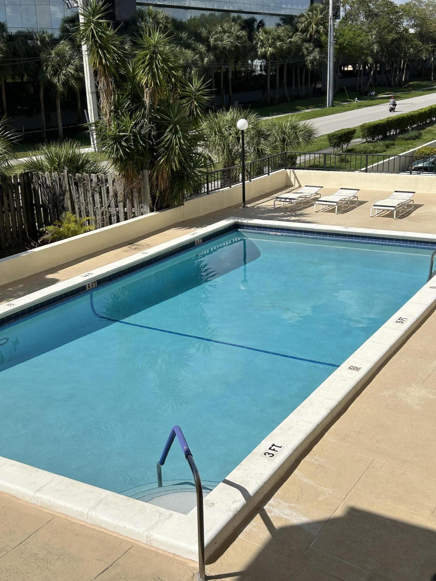 1401 S Federal Highway 215