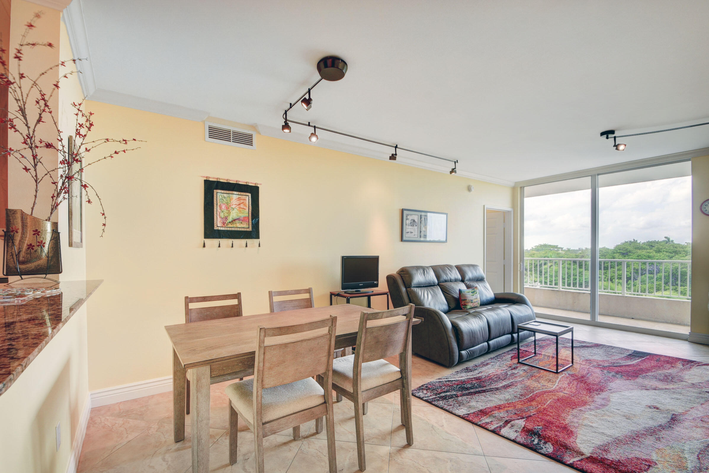 700 E Boulevard 506