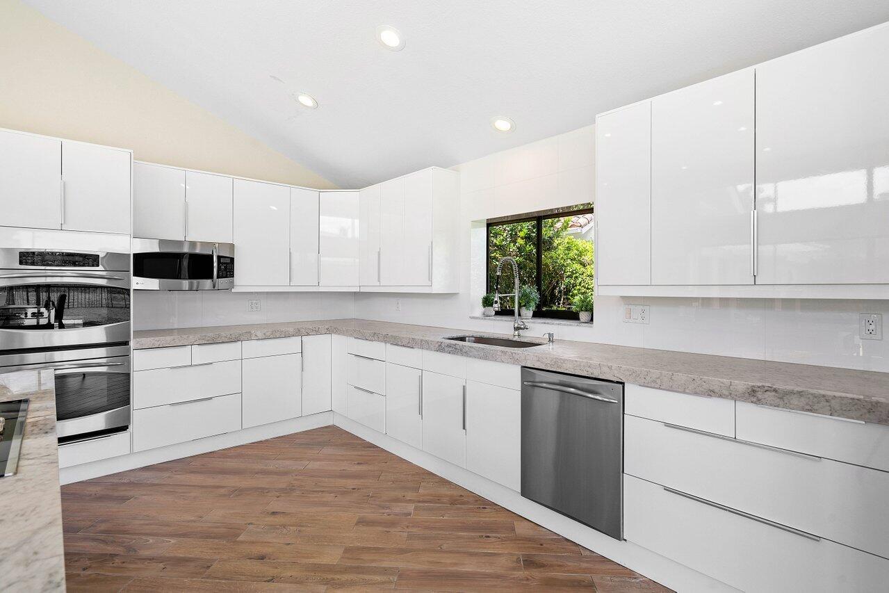 4180 Bocaire Boulevard