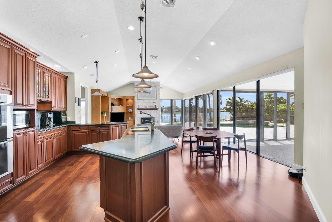 4698 Bocaire Boulevard