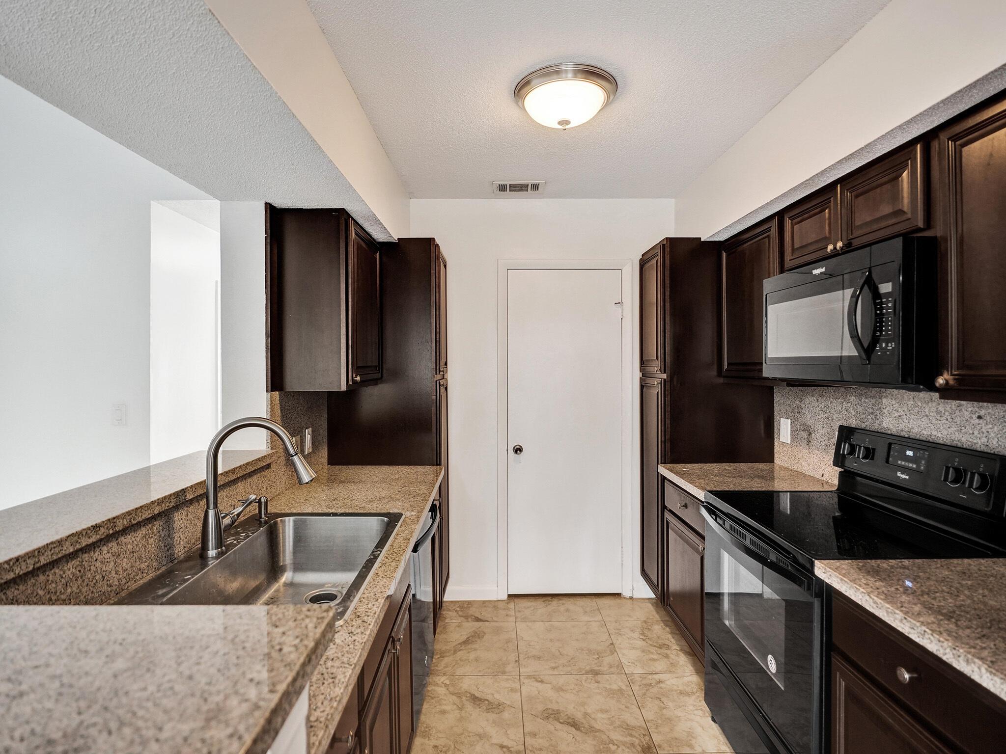 815 W Boulevard 11-202