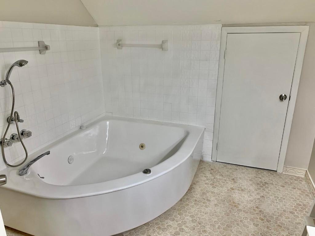 33 Deer Creek Road D106