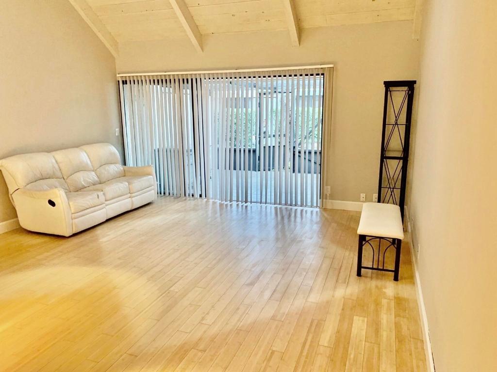 33 Deer Creek Road D106