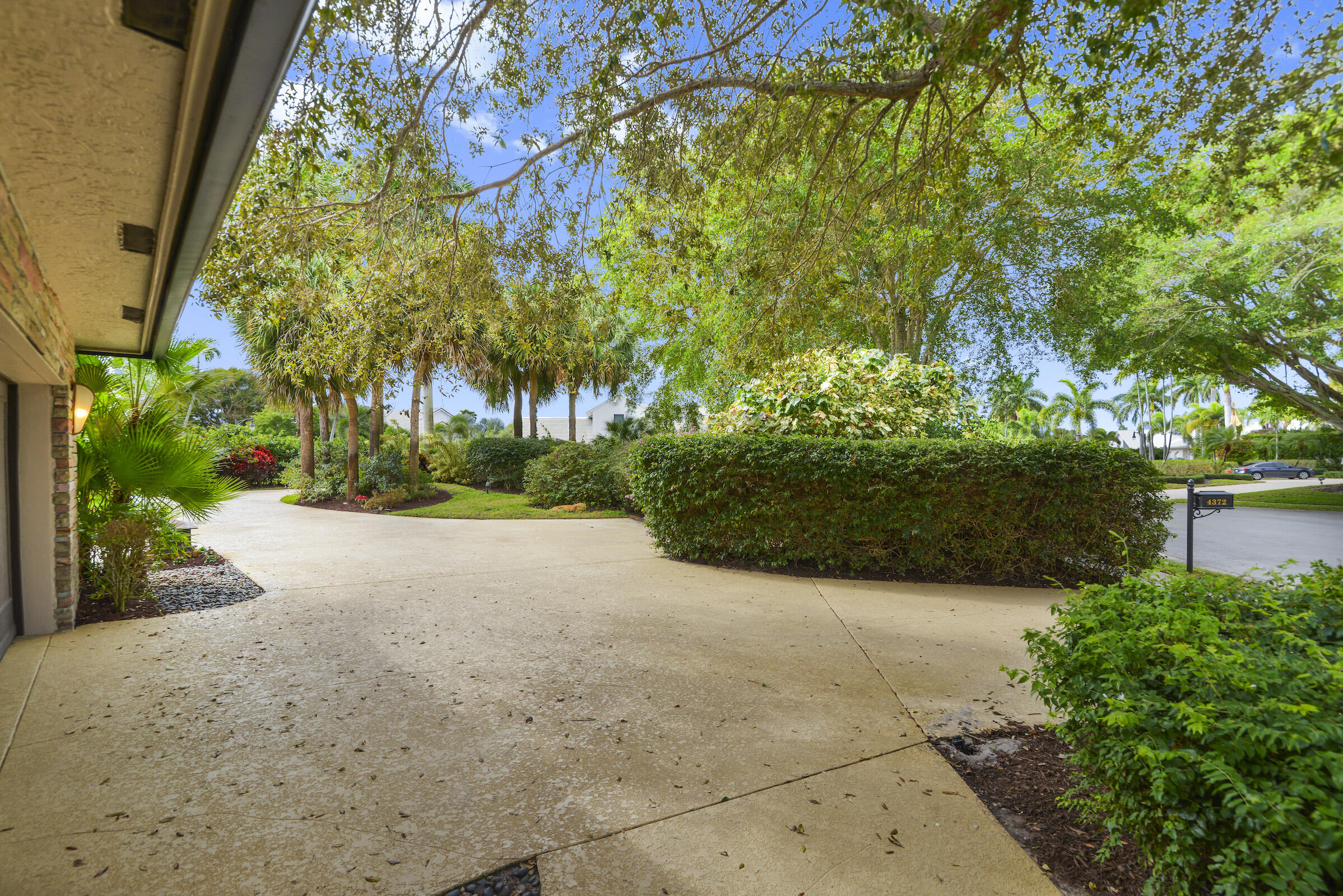 4372 Bocaire Boulevard